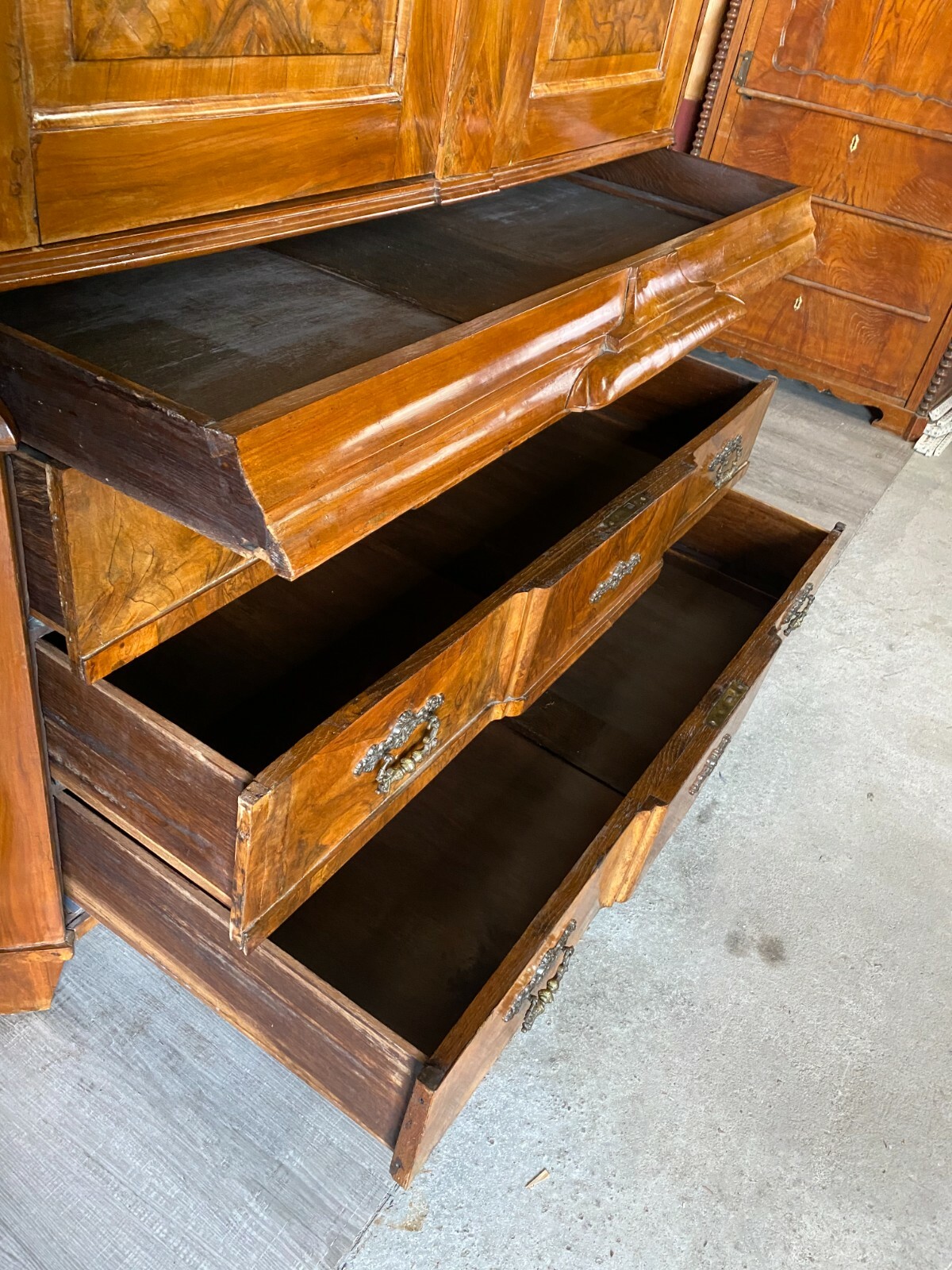 BAROCKSCHRANK NUSSBAUM AUFSATZ KOMMODE 18 TES JHDT KABINETT SCHRANK – Bild 11
