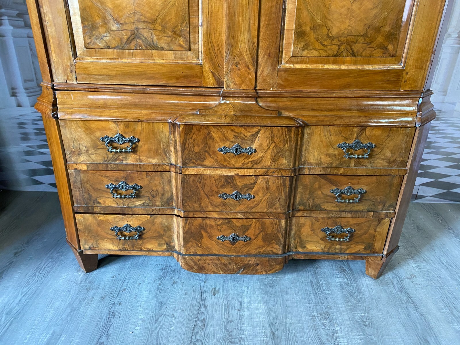 BAROCKSCHRANK NUSSBAUM AUFSATZ KOMMODE 18 TES JHDT KABINETT SCHRANK – Bild 3