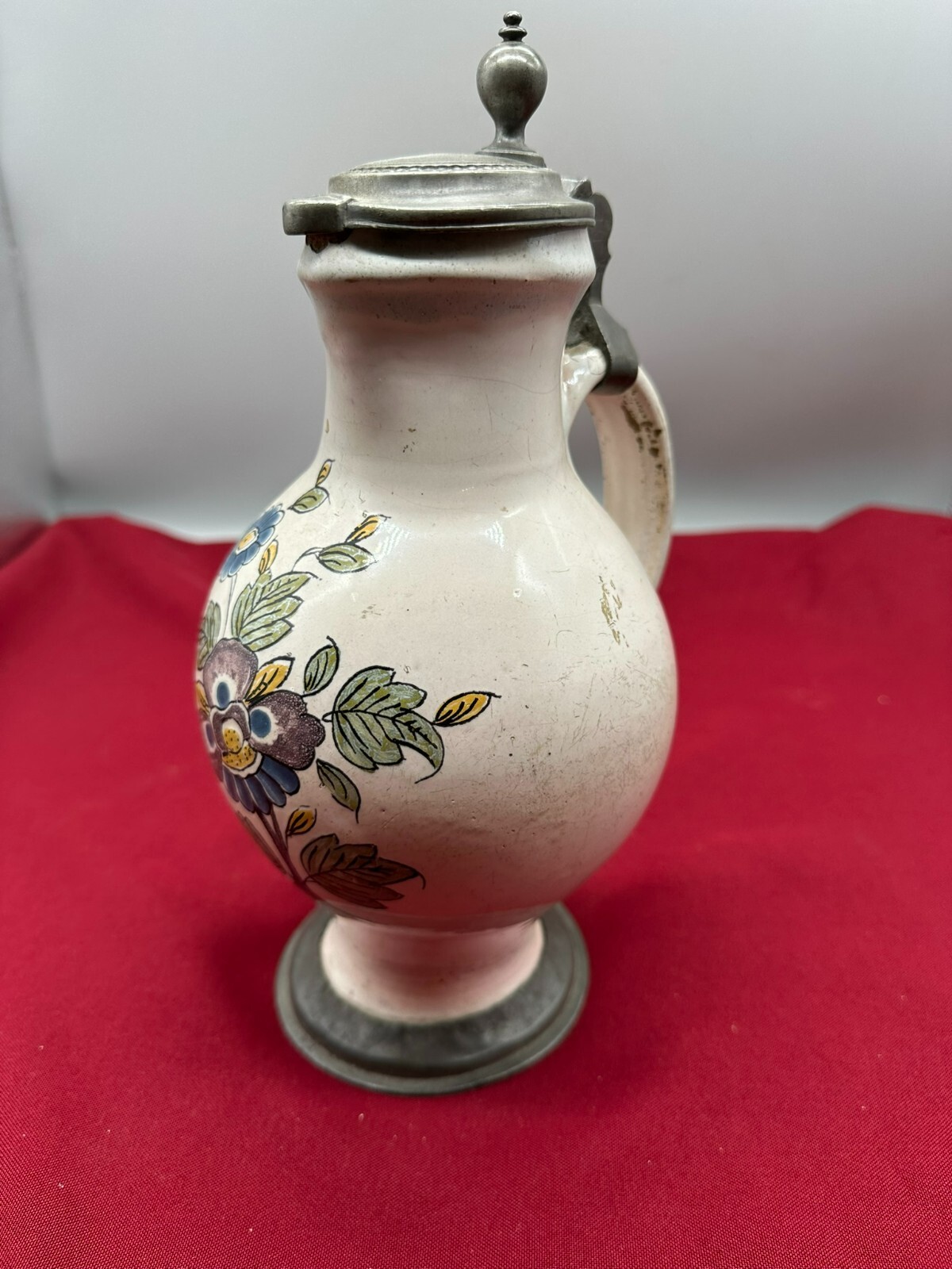 ANTIKE KANNE KARAFFE AUS KERAMIK HANDBEMALT MIT ZINNMONTUR 19 TES JHDT