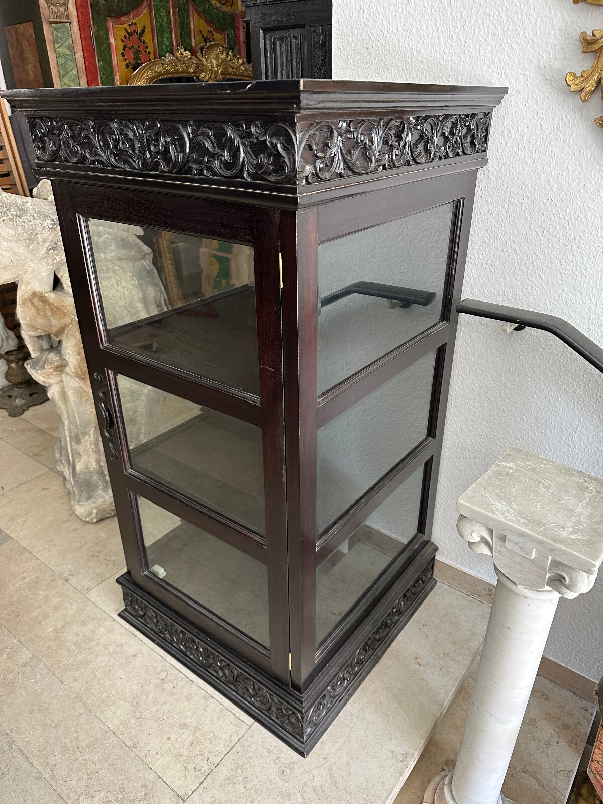 DREI SEITEN VITRINE AUS HOLZ SCHWARZ GEFASST MIT FLACHRELIEF SCHNITZEREIEN 20 JH