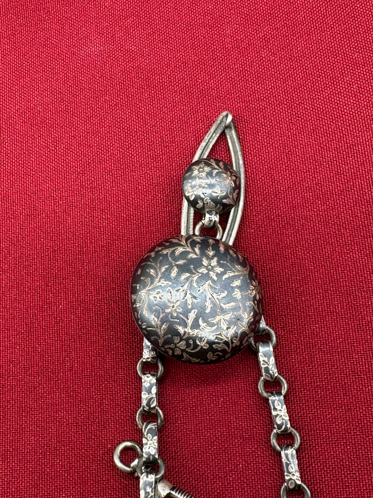 ANTIKE CHATELAINE FÜR TASCHENUHR UM 1880 AUS TULA SILBER MIT DEFEKTER UHR – Bild 3