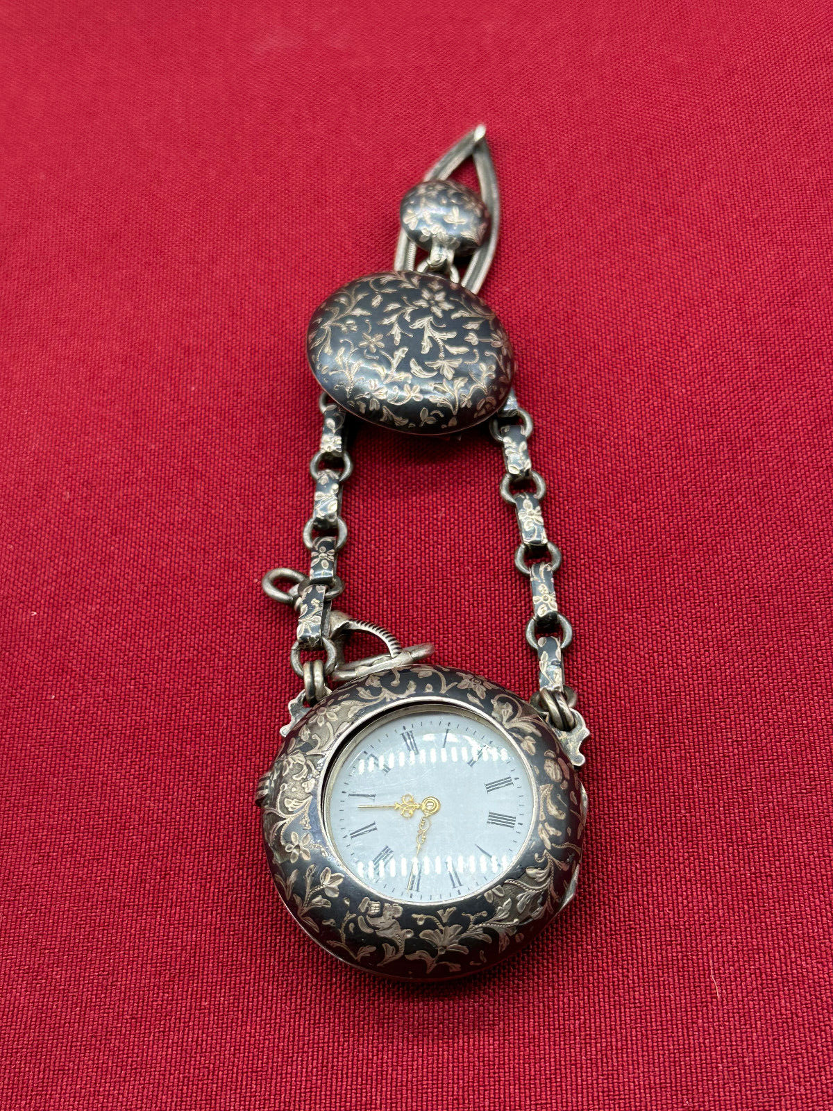 ANTIKE CHATELAINE FÜR TASCHENUHR UM 1880 AUS TULA SILBER MIT DEFEKTER UHR