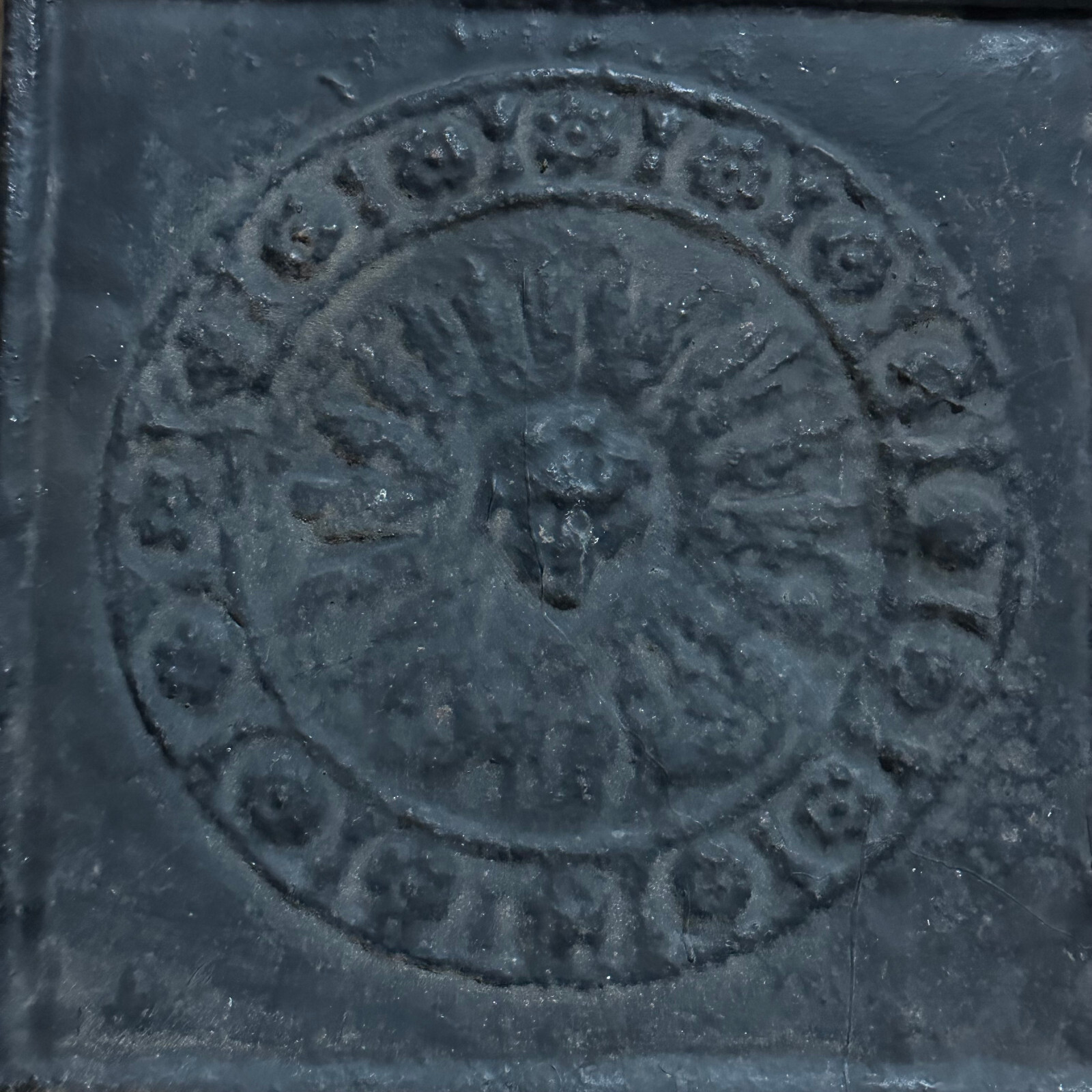 ANTIKE BAROCK OFENPLATTE AUS EISEN 17/18 TES JHDT 46x45cm GESICHT