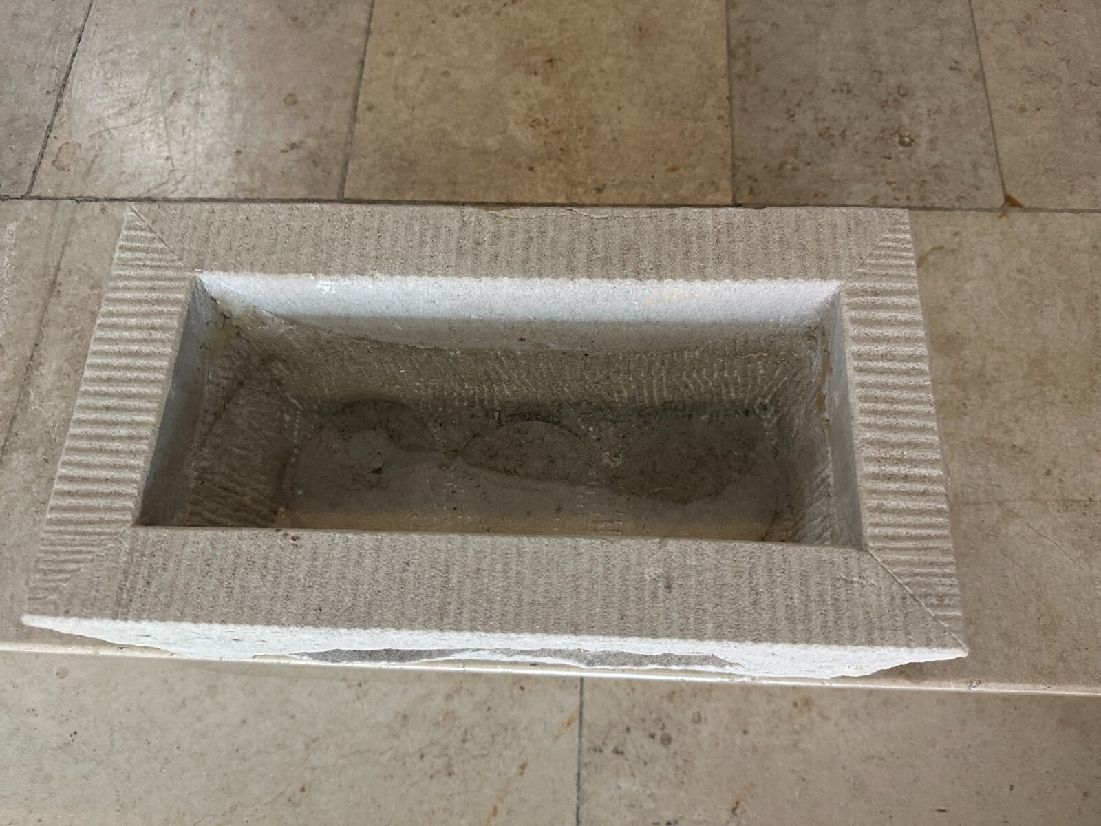 Blumenkasten aus massivem Sandstein, die Seitenwände manuell behauen – Bild 5