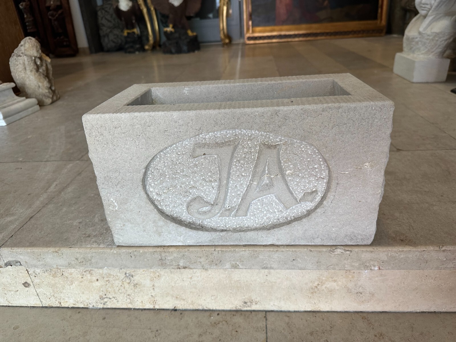 Blumenkasten aus massivem Sandstein, die Seitenwände manuell behauen