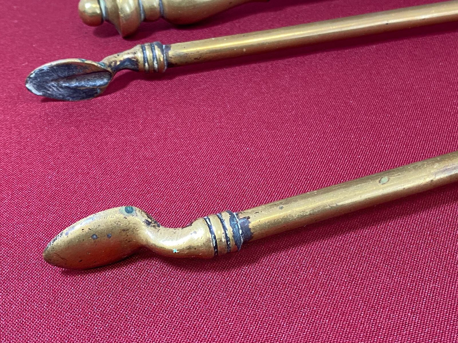 Fünfteiliges antikes Set Kaminbesteck und zwei kleine Kaminböcke Messing 1900 – Bild 19