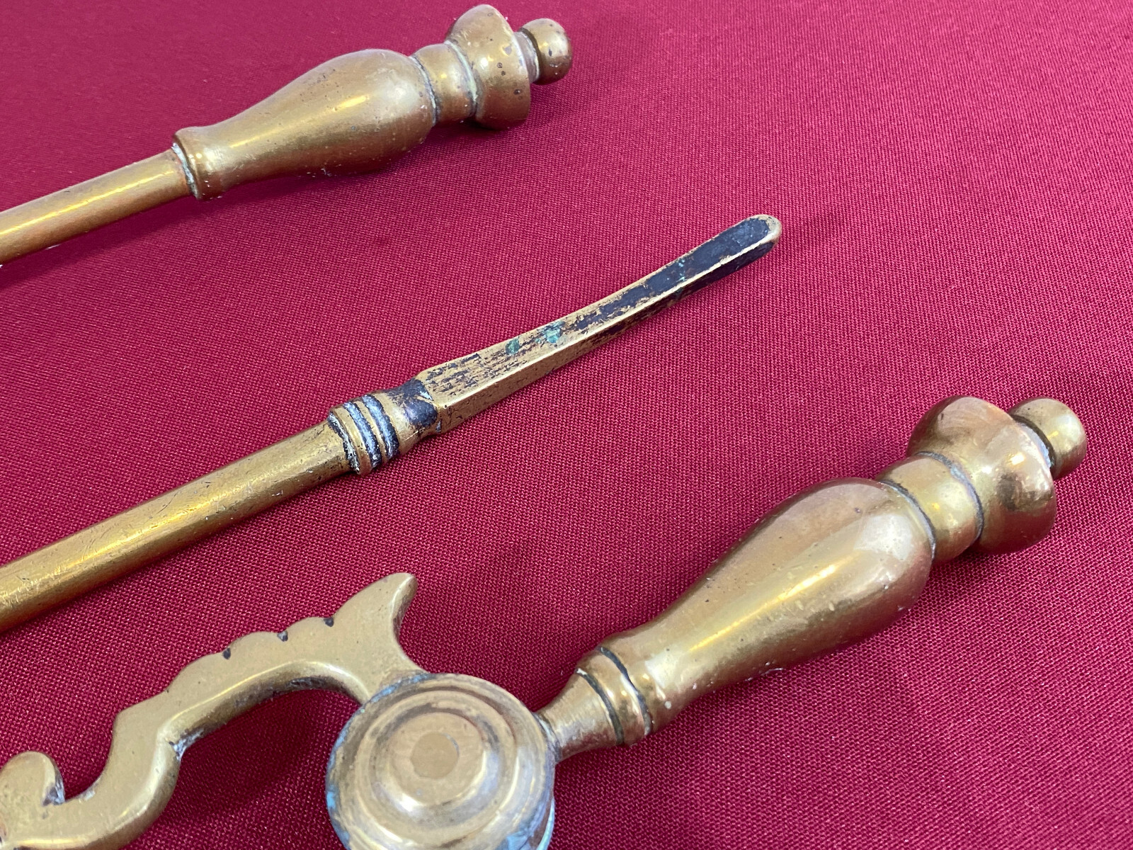 Fünfteiliges antikes Set Kaminbesteck und zwei kleine Kaminböcke Messing 1900 – Bild 7