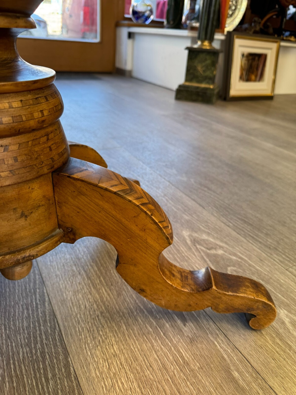 ANTIKER BEISTELLTISCH ITALIEN UM 1850 NUSSBAUM MARKETERIE INTARSIENBILDER – Bild 17