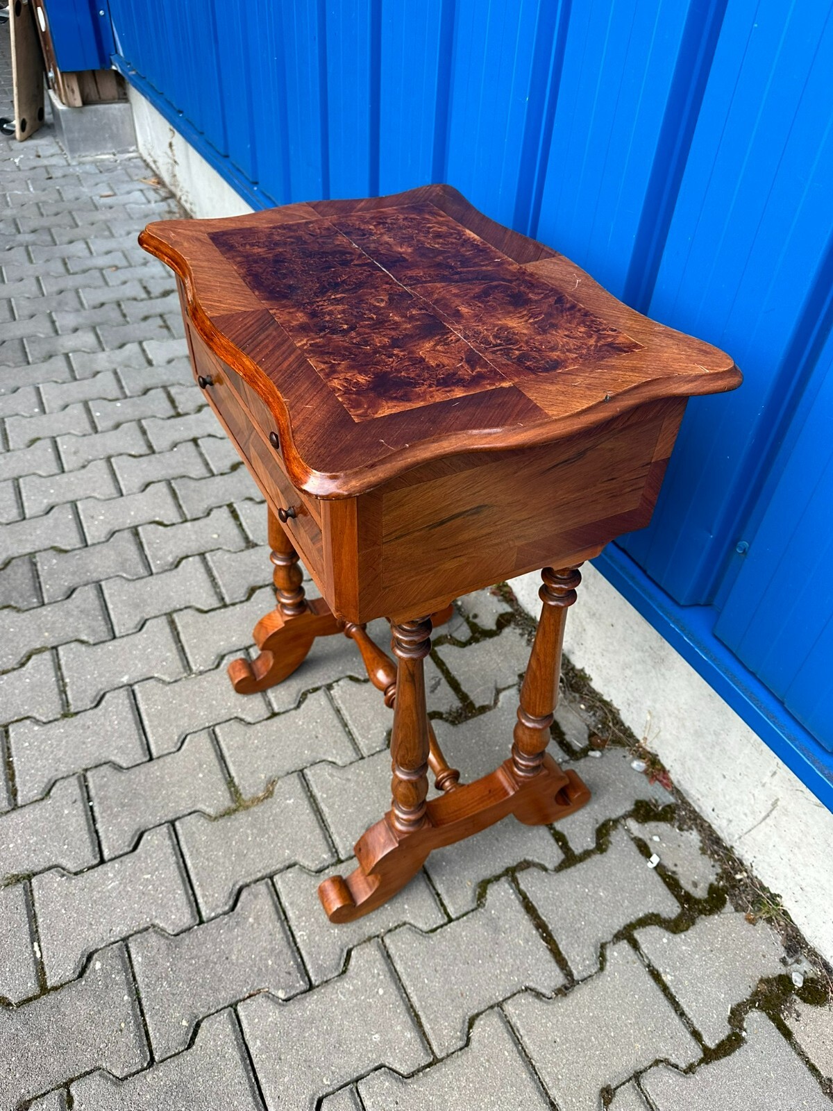 ANTIKER NÄHTISCH UM 1870 LOUIS PHILIPPE NUSSBAUM WURZELNUSS FURNIER – Bild 4