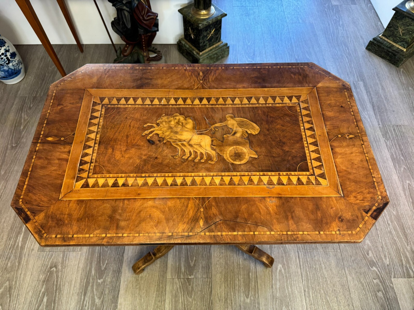 ANTIKER BEISTELLTISCH ITALIEN UM 1850 NUSSBAUM MARKETERIE INTARSIENBILDER