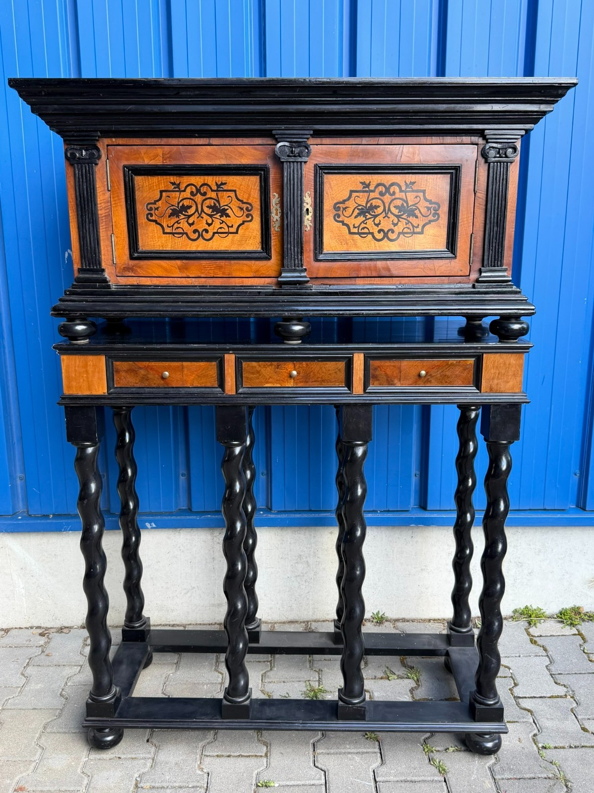 ANTIKES KABINETT SCHRANK 18/19 TES JHDT EBONISIERT