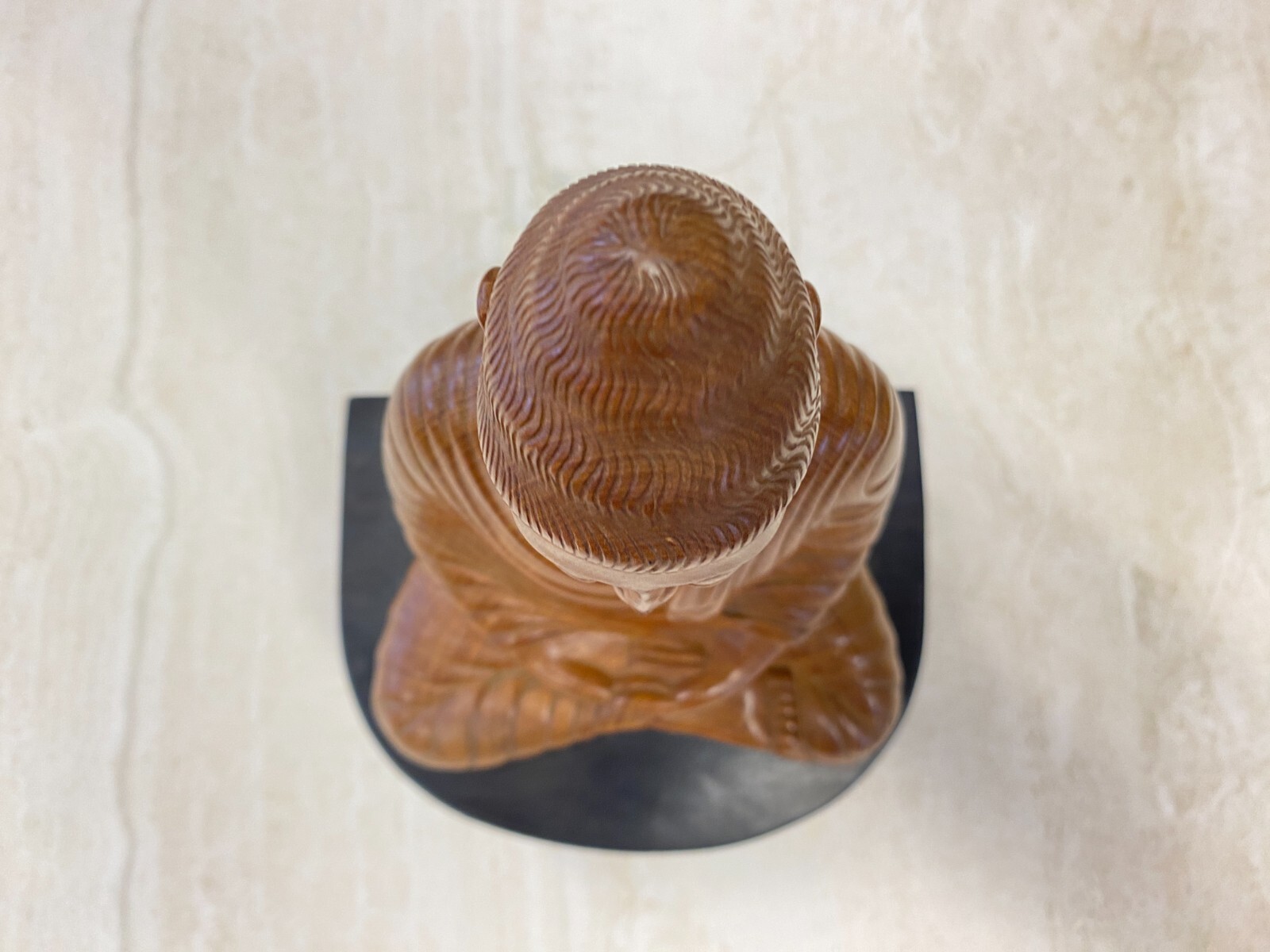 CHINA SKULPTUR AUS HOLZ BUDDHA AUF PODEST 28cm HOCH – Bild 3