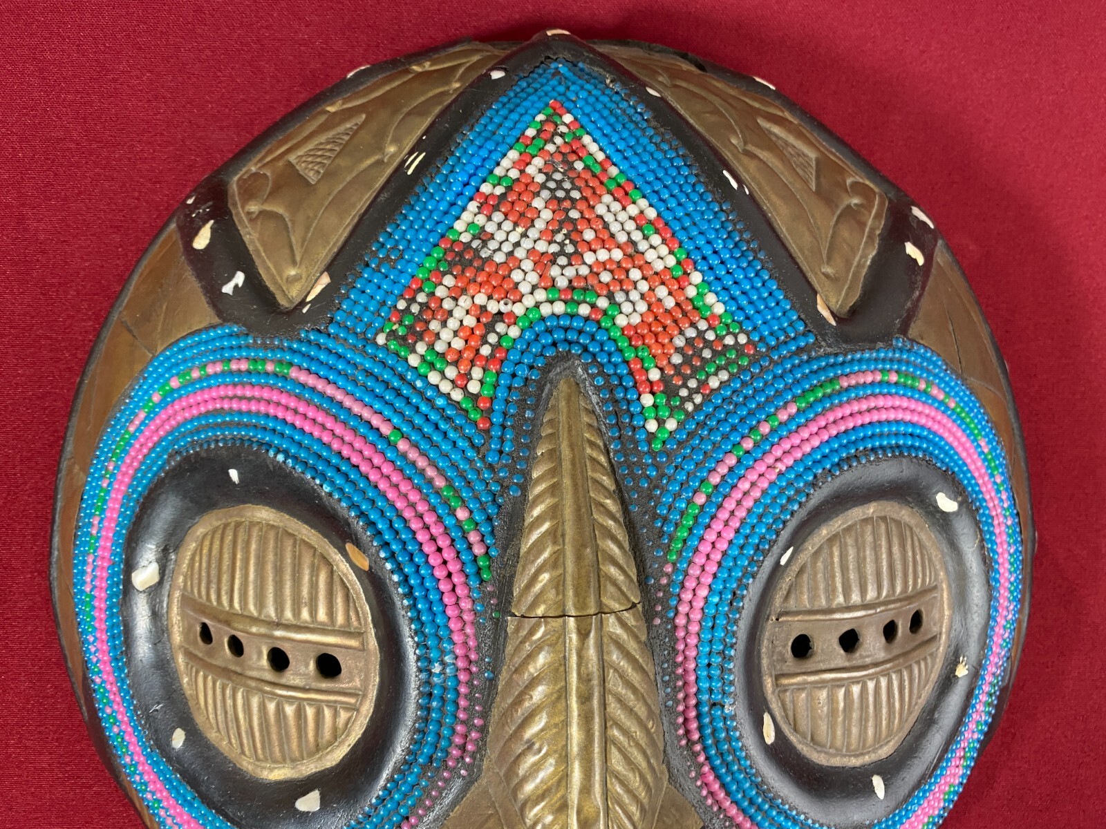 AFRIKANISCHE WAND MASKE HOLZ HANDGESCHNITZT KUPFER UND PERLEN TOLLE PATINA 29cm – Bild 6