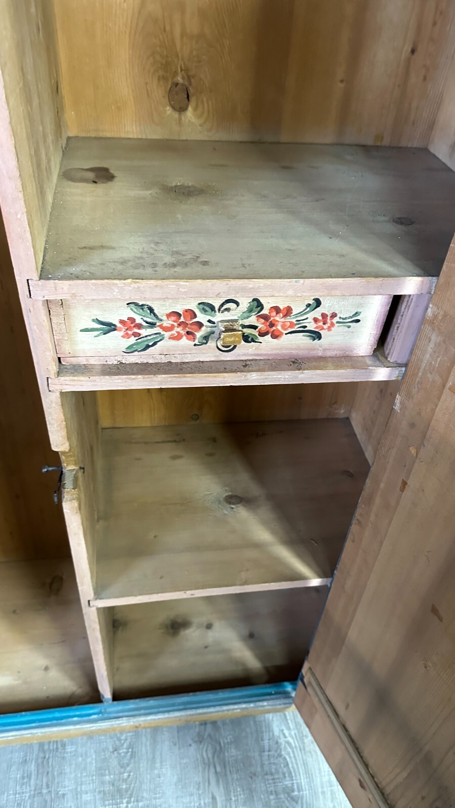 ANTIKER BAUERNSCHRANK HOLZ MASSIV HANDBEMALT RESTAURIERT 19 TES JHDT – Bild 17