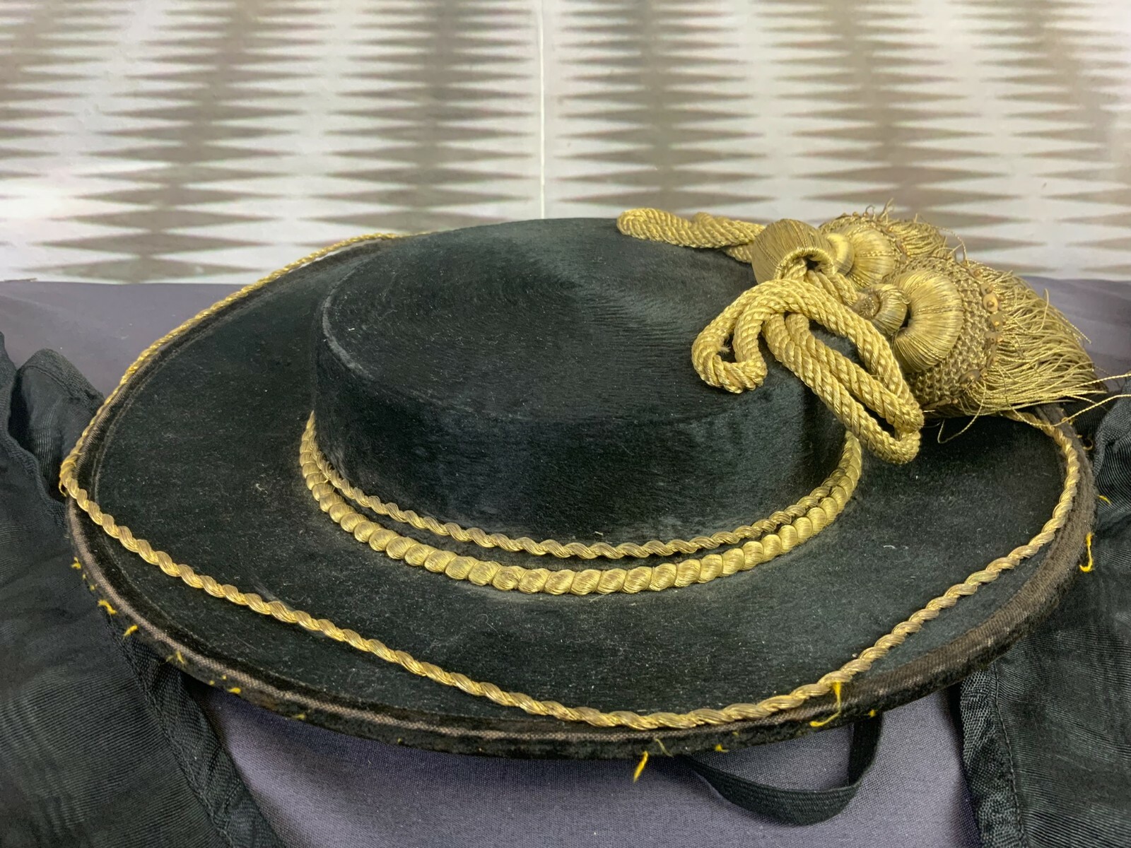 ANTIKER INNTALER TRACHTEN-HUT SAMT GOLDSTICKEREI J. DRIENDL ROSENHEIM