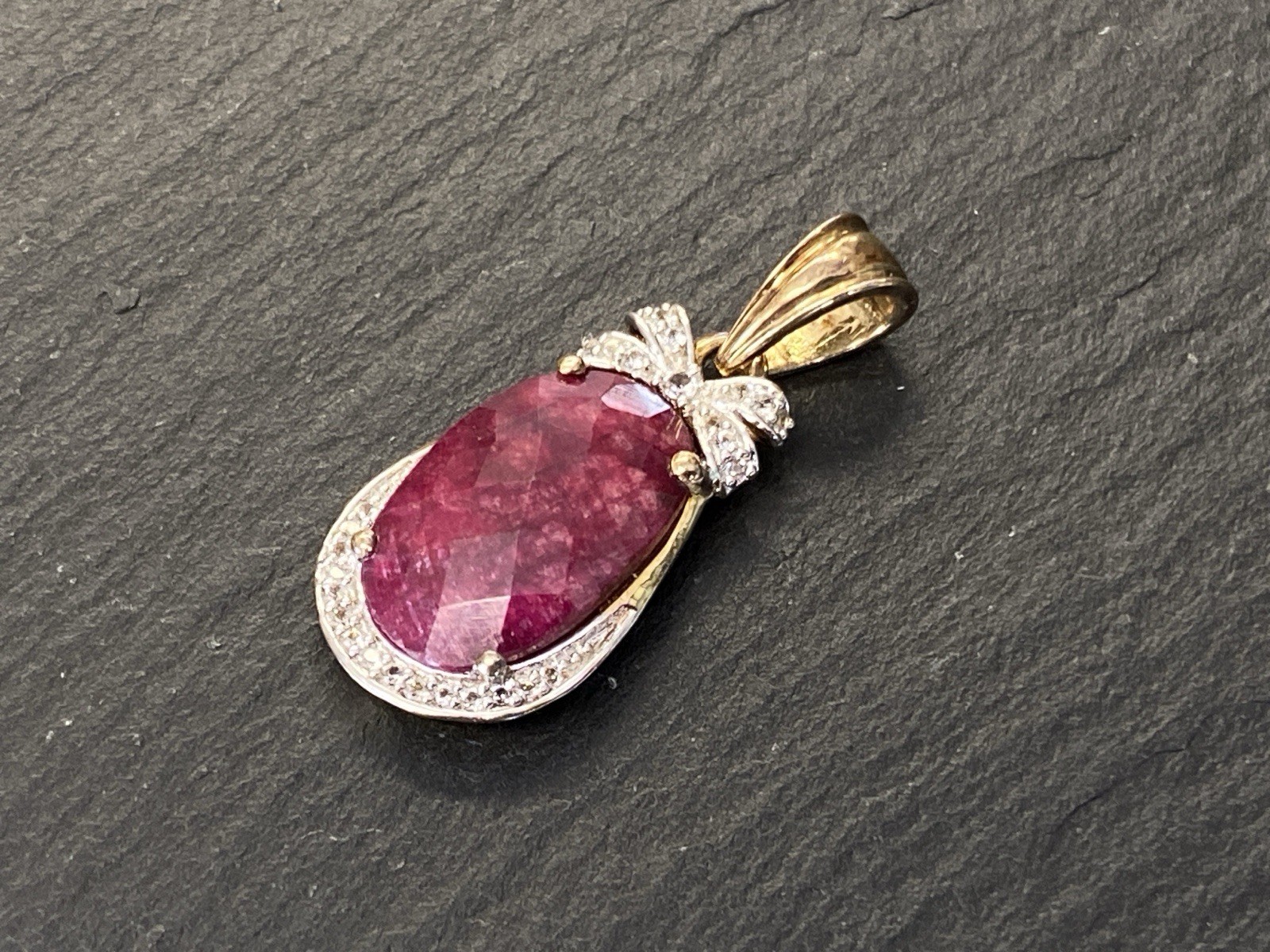 ELEGANTER ANHÄNGER AUS STERLING SILBER 925 VERGOLDET MIT RUBIN ca. 7,67ct