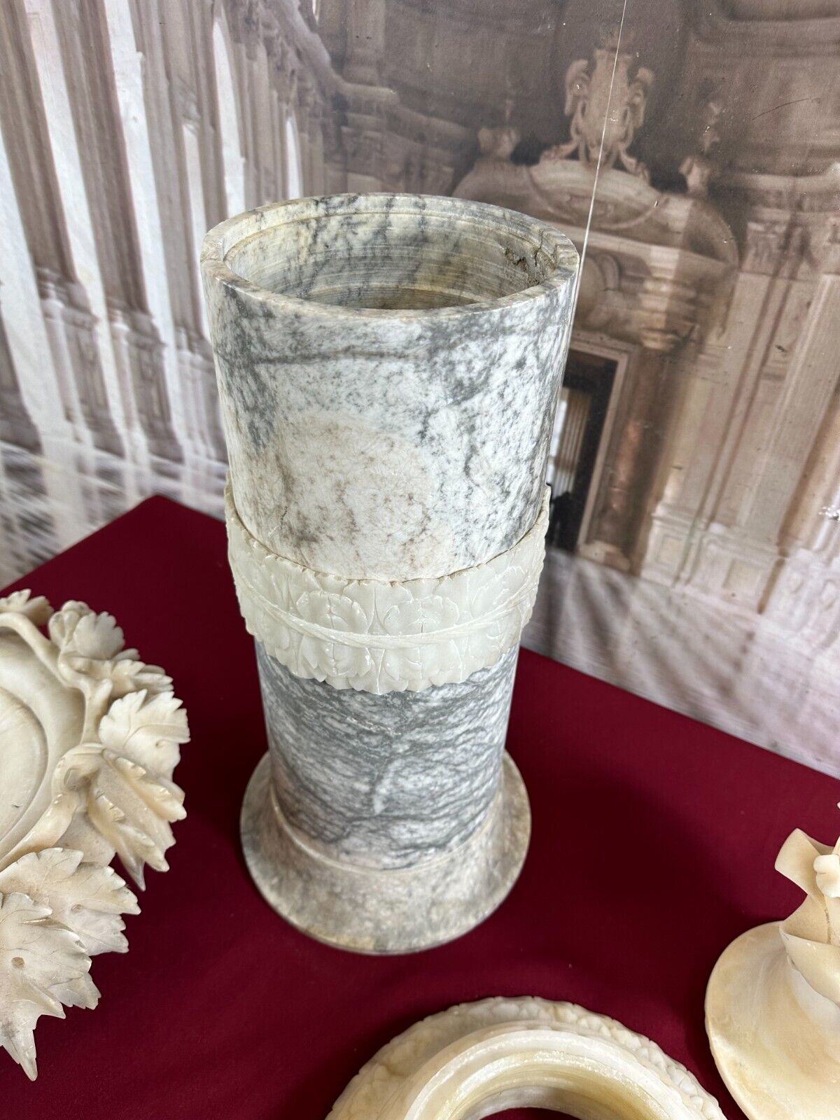 ALTE BLUMENSÄULE AUS MARMOR UND ALABASTER MIT FEINEM DEKOR WOHL ITALIEN – Bild 15