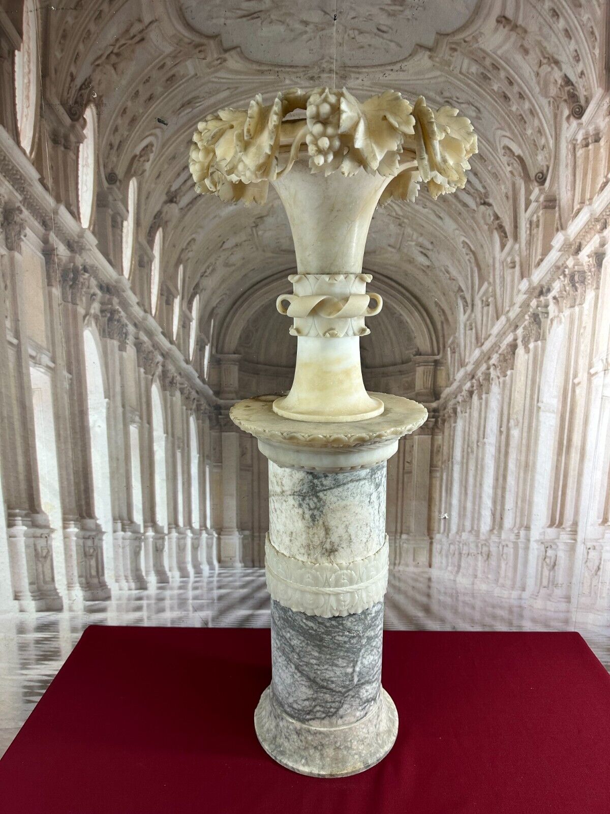 ALTE BLUMENSÄULE AUS MARMOR UND ALABASTER MIT FEINEM DEKOR WOHL ITALIEN