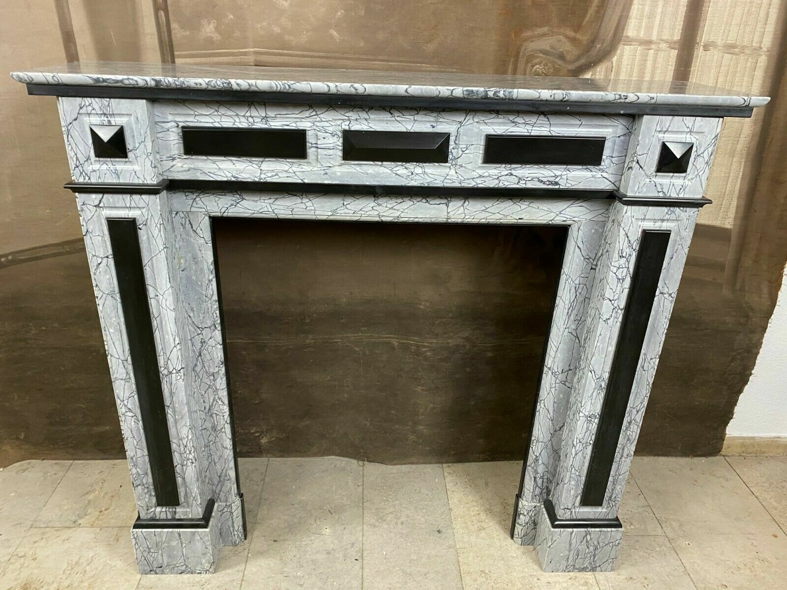 ANTIKE KAMINUMRANDUNG MARMOR KAMIN UM 1920 ART DECO ARABESQUE ZWEI FARBIG