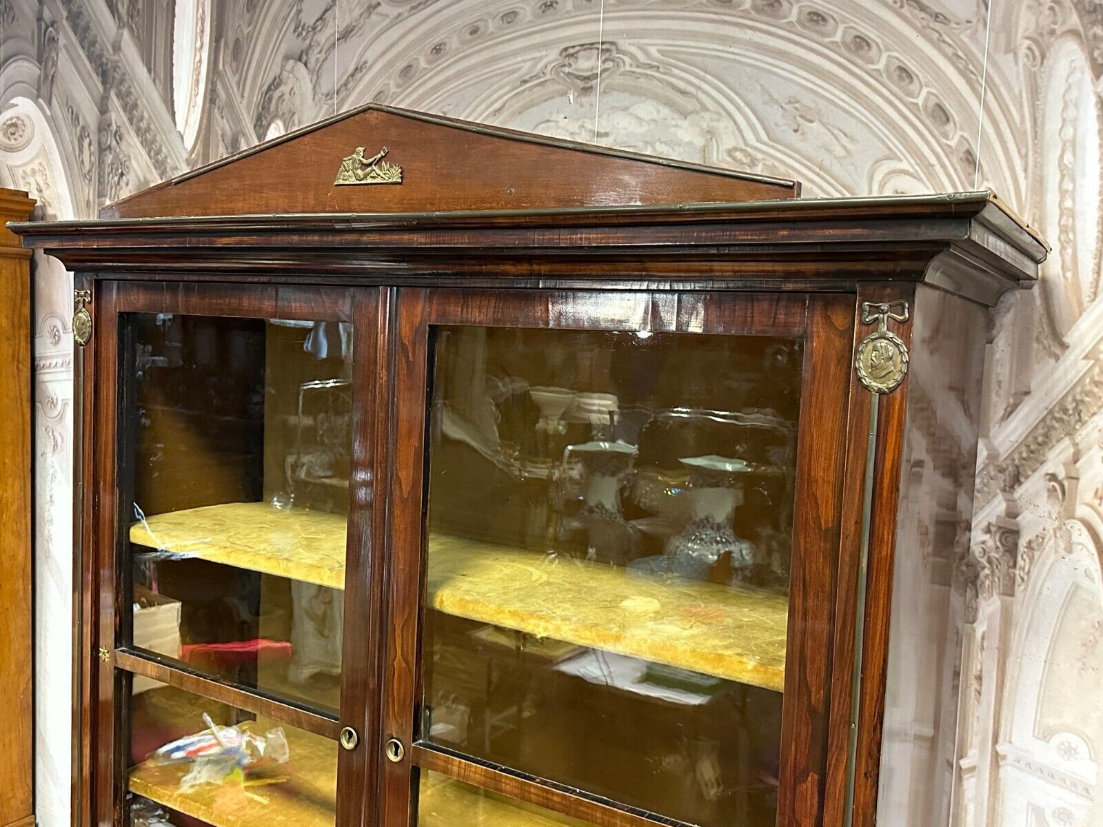ANTIKE AUFSATZ KOMMODE VITRINE EMPIRE BALTIKUM MESSING APPLIKEN EMPIREKOMMODE – Bild 3