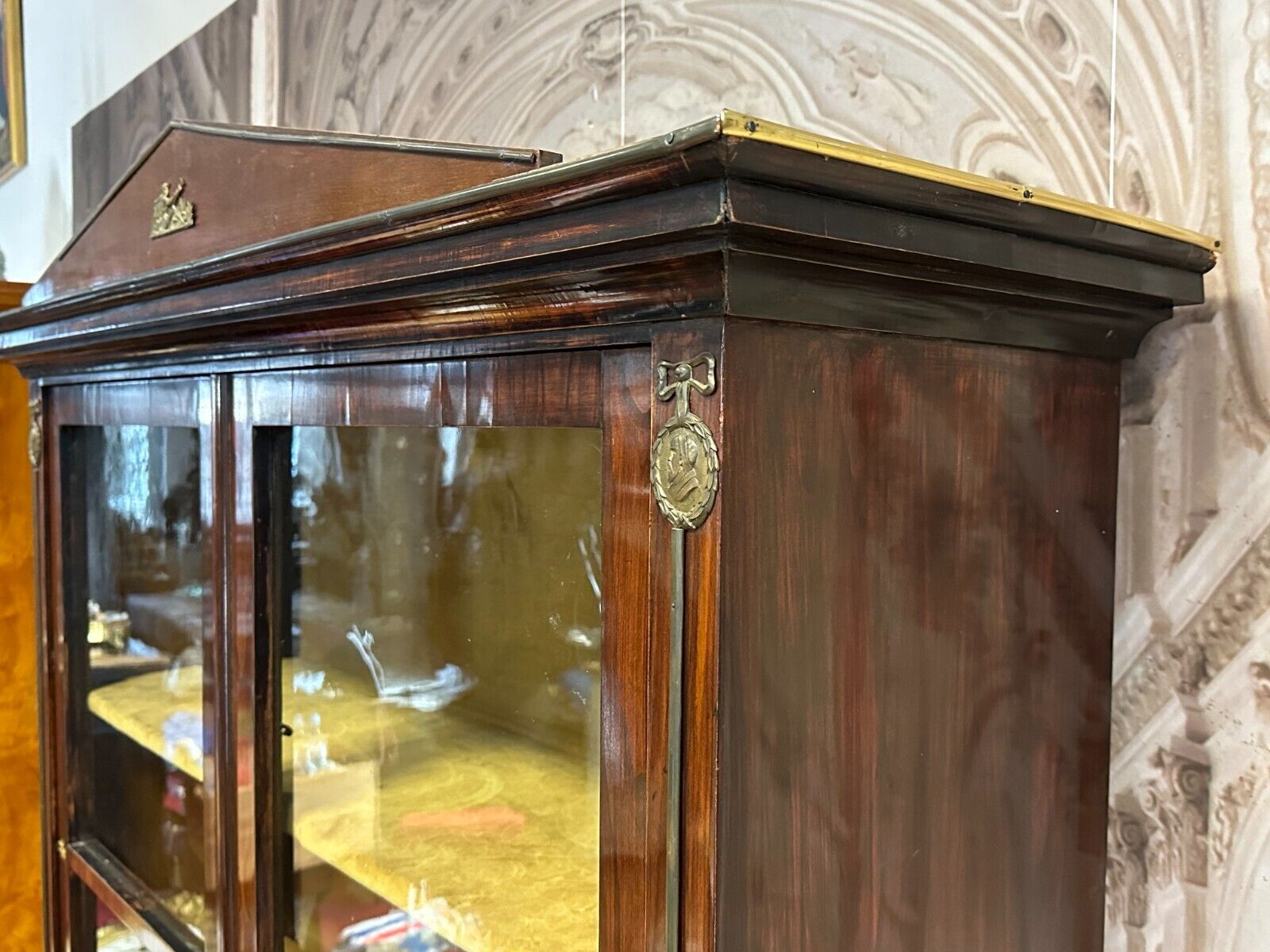 ANTIKE AUFSATZ KOMMODE VITRINE EMPIRE BALTIKUM MESSING APPLIKEN EMPIREKOMMODE – Bild 6