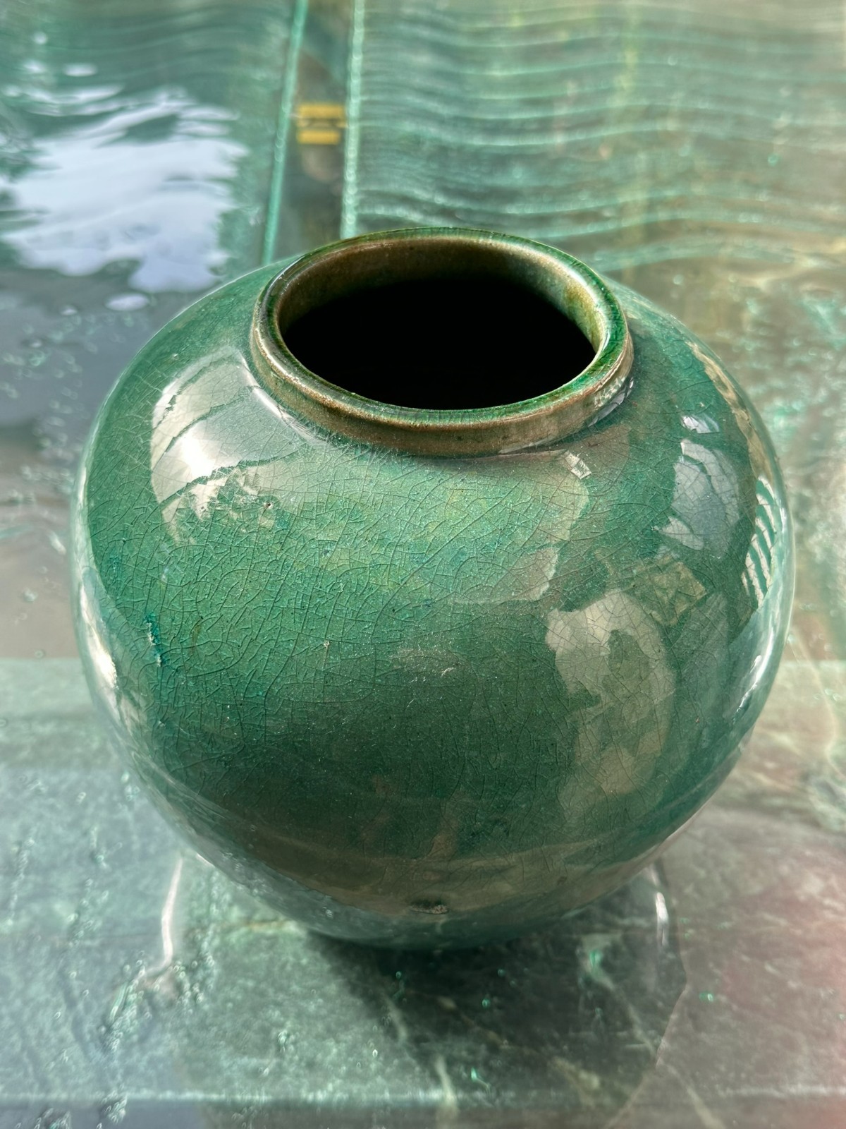 HERAUSRAGENDE TERRACOTTA VASE SMARAGD GRÜNE GLASUR