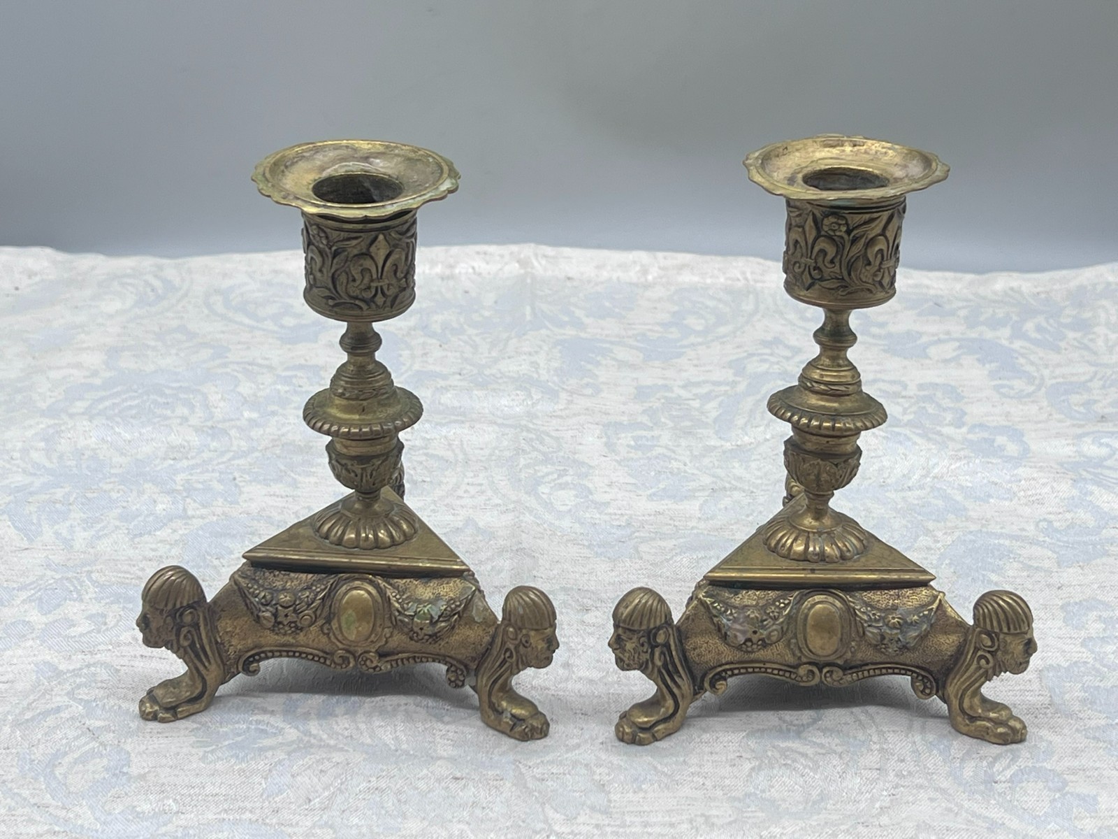 PAAR ANTIKE KLASSIZISTISCHE KERZENLEUCHTER AUS MESSING 19 TES JHDT