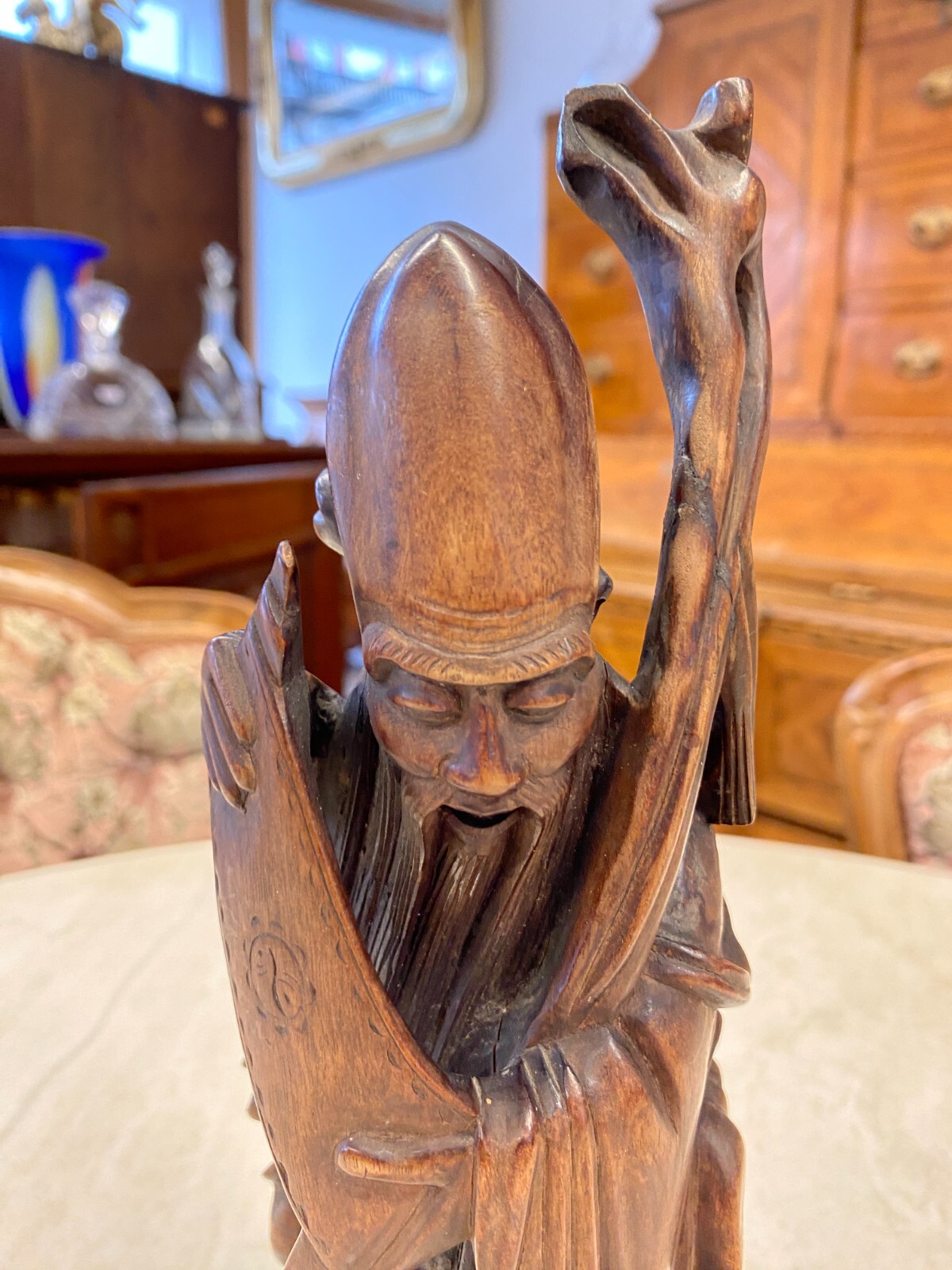 CHINA SKULPTUR AUS HOLZ SITZENDER GELEHRTER 30cm HOCH – Bild 4