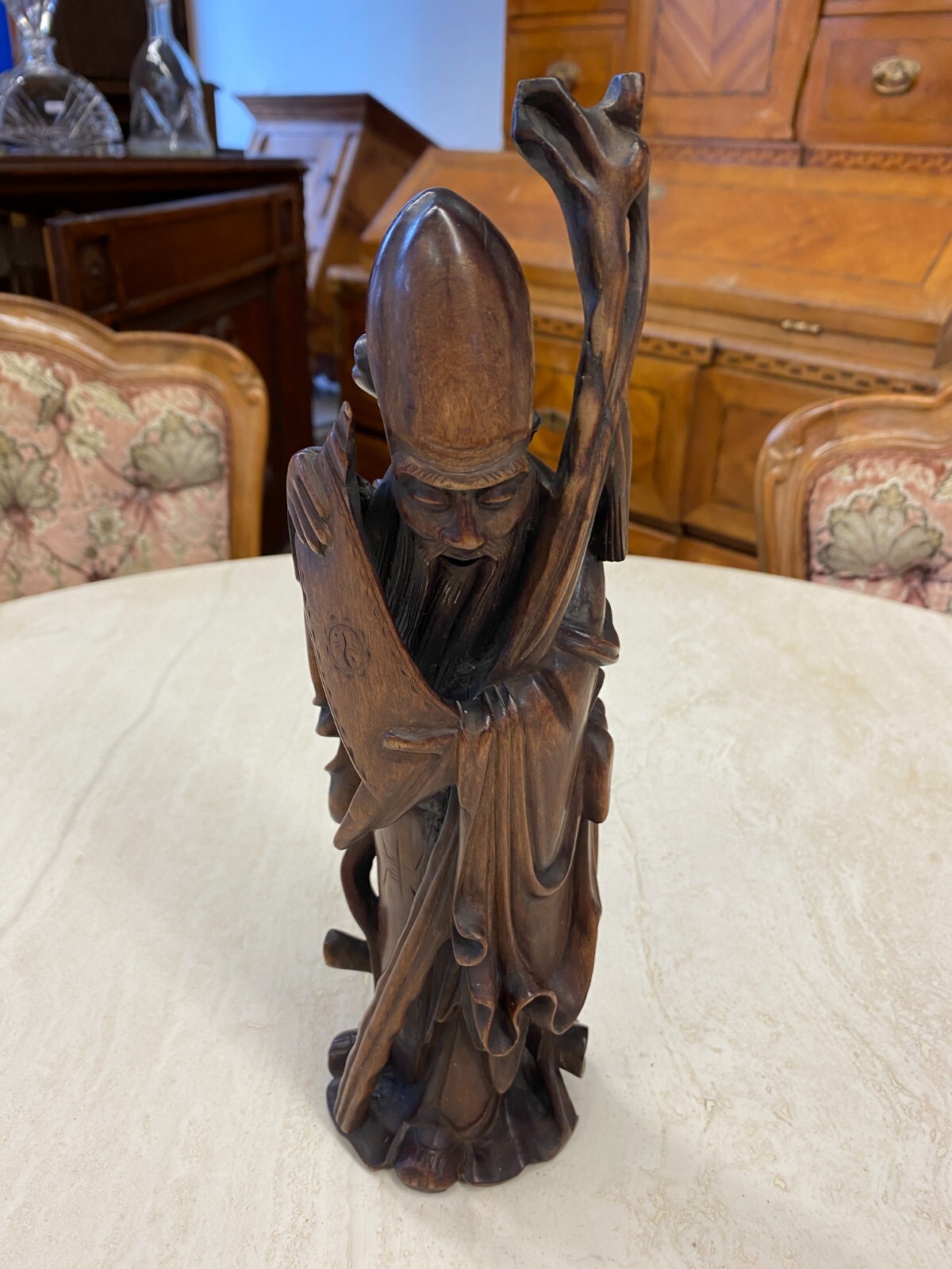 CHINA SKULPTUR AUS HOLZ SITZENDER GELEHRTER 30cm HOCH