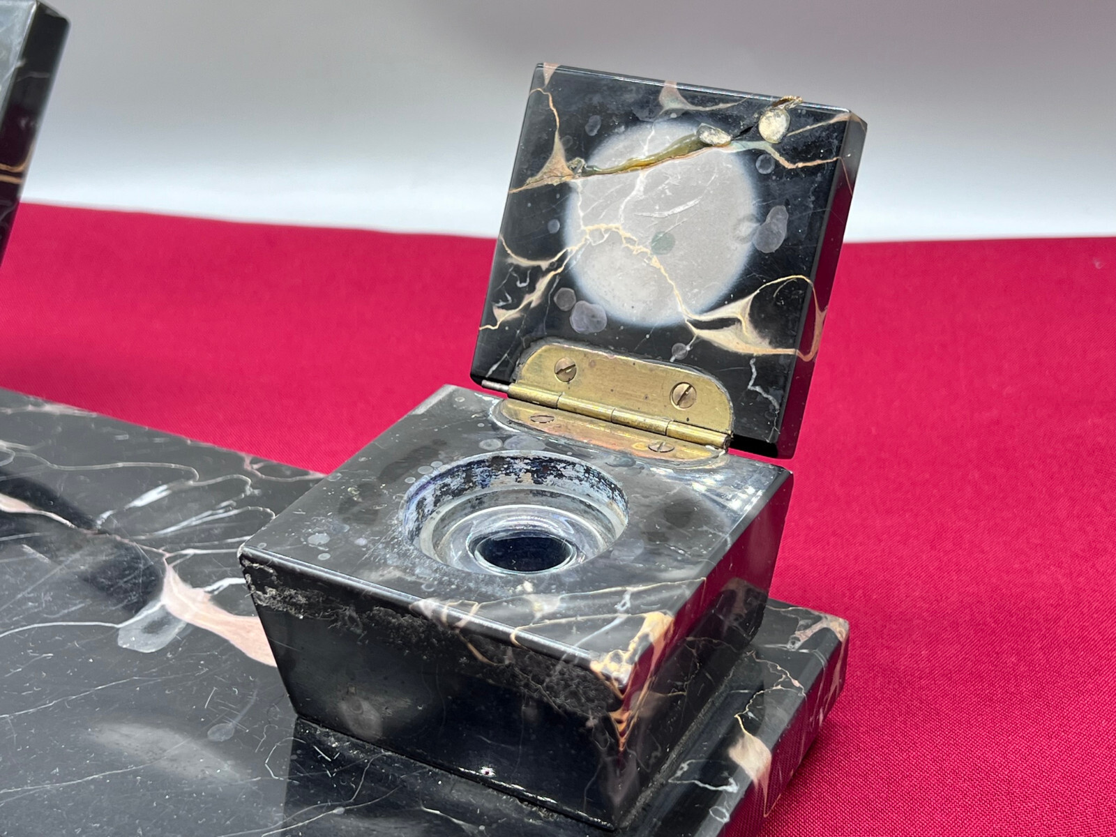 ANTIKE ART DECO SCHREIBTISCH GARNITUR AUS PORTORO MARMOR UM 1920 – Bild 8