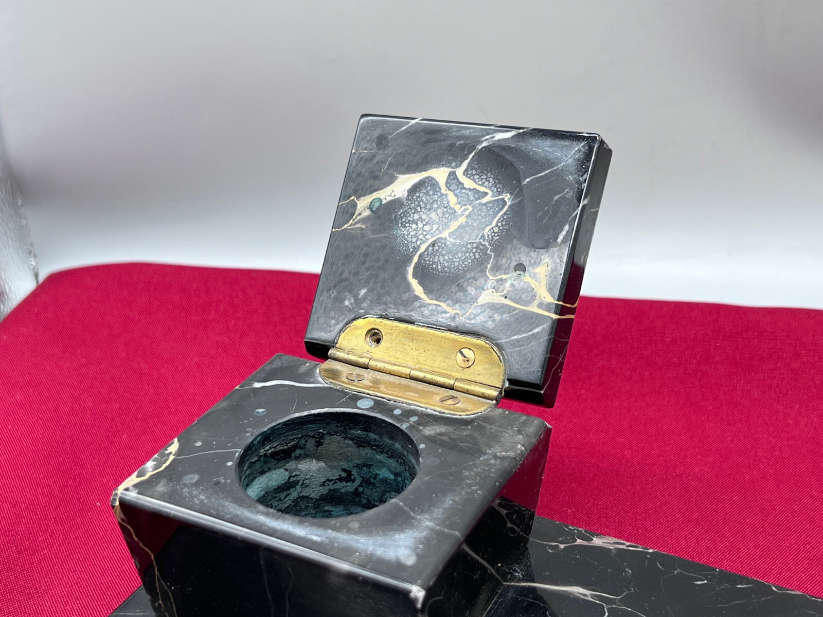 ANTIKE ART DECO SCHREIBTISCH GARNITUR AUS PORTORO MARMOR UM 1920 – Bild 9