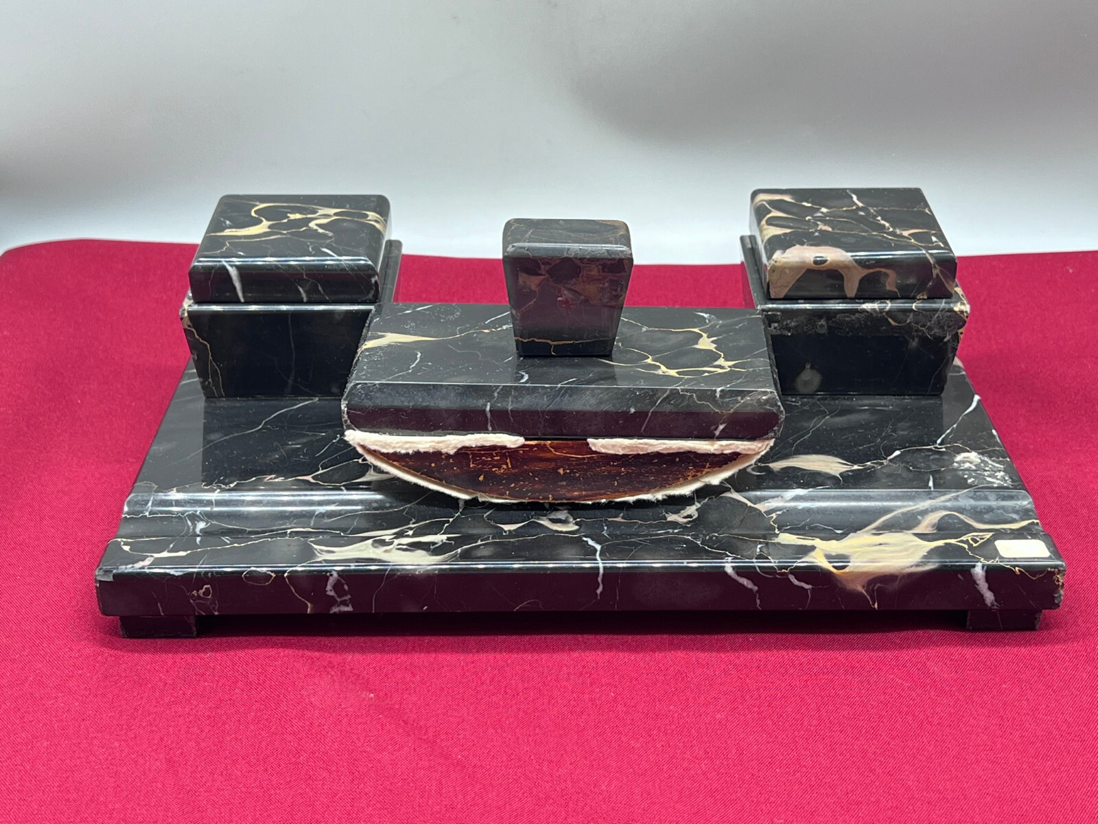 ANTIKE ART DECO SCHREIBTISCH GARNITUR AUS PORTORO MARMOR UM 1920