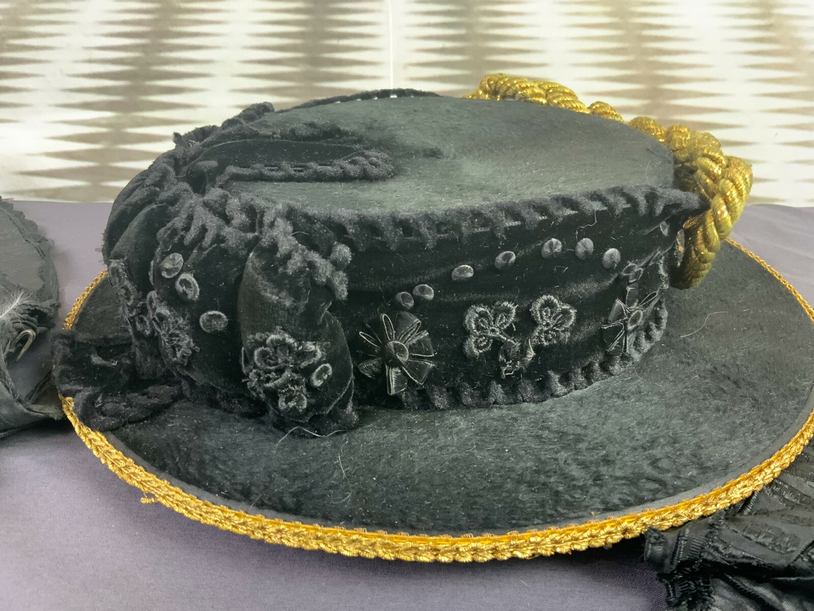 ANTIKER INNTALER TRACHTENHUT SAMT GOLDSTICKEREI ELISE SCHMID