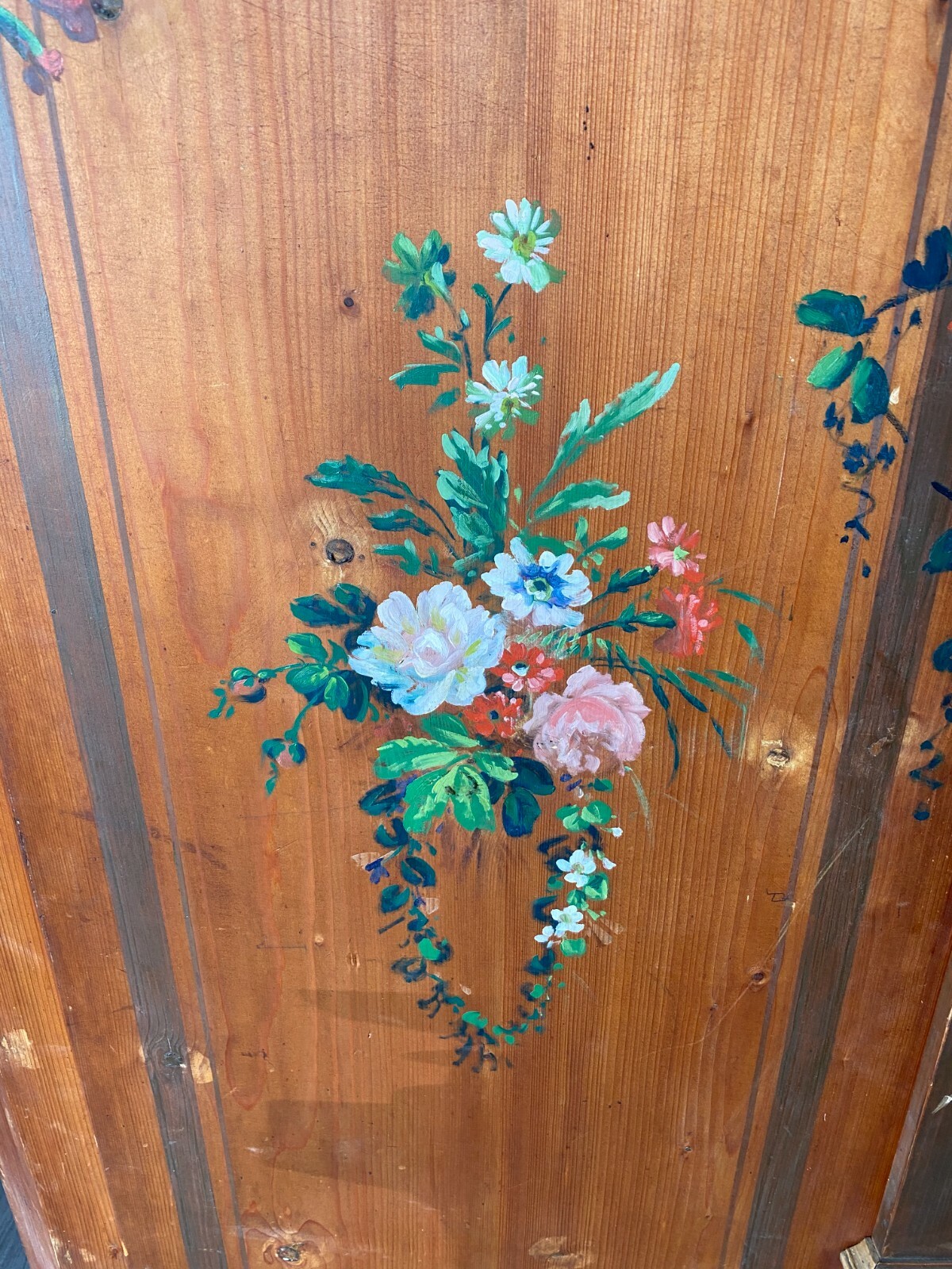 BAUERNSCHRANK WEICHHOLZ HANDBEMALT MASSIVE AUSFÜHRUNG BLUMEN MALEREIEN – Bild 3