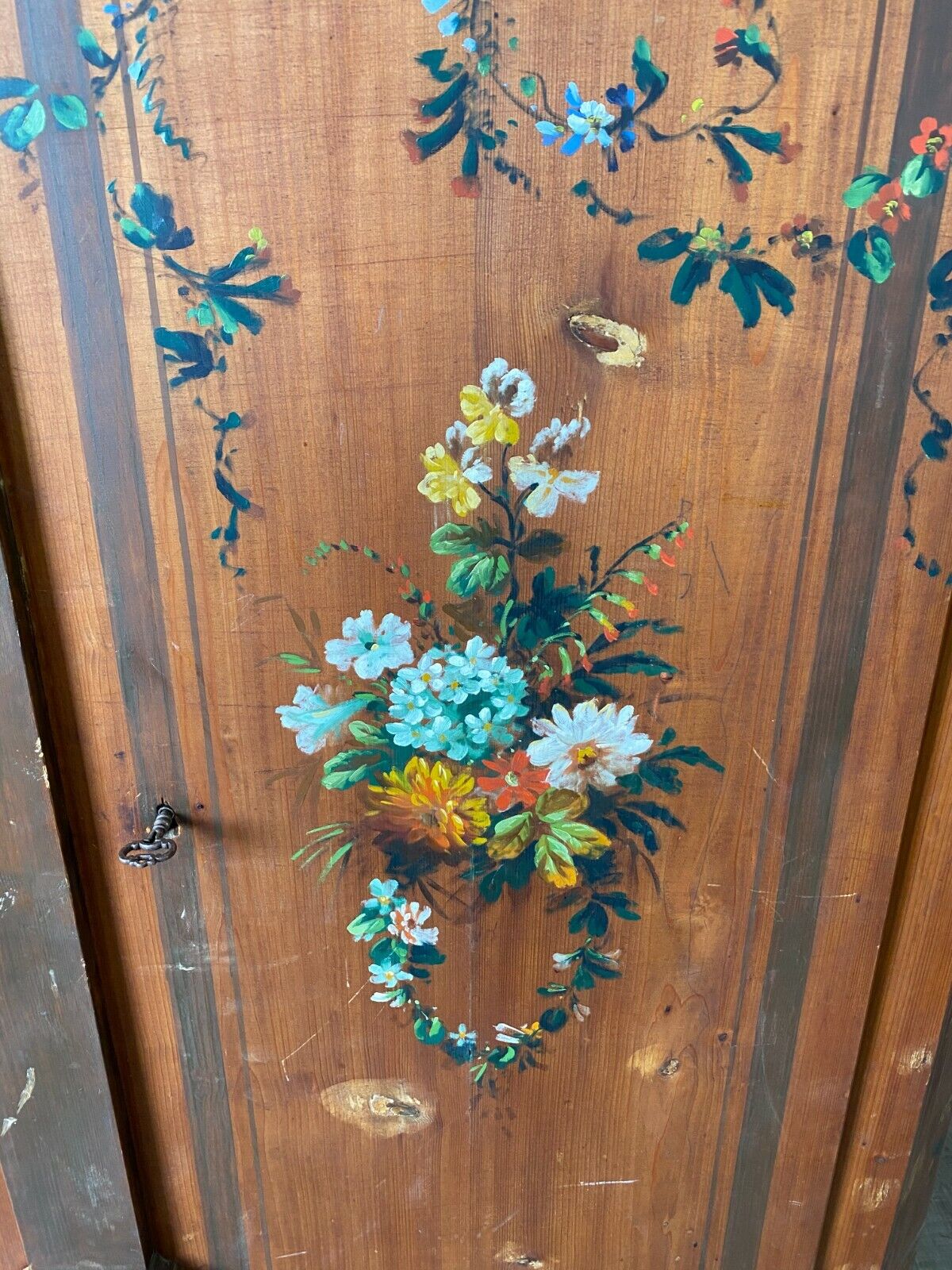 BAUERNSCHRANK WEICHHOLZ HANDBEMALT MASSIVE AUSFÜHRUNG BLUMEN MALEREIEN – Bild 4