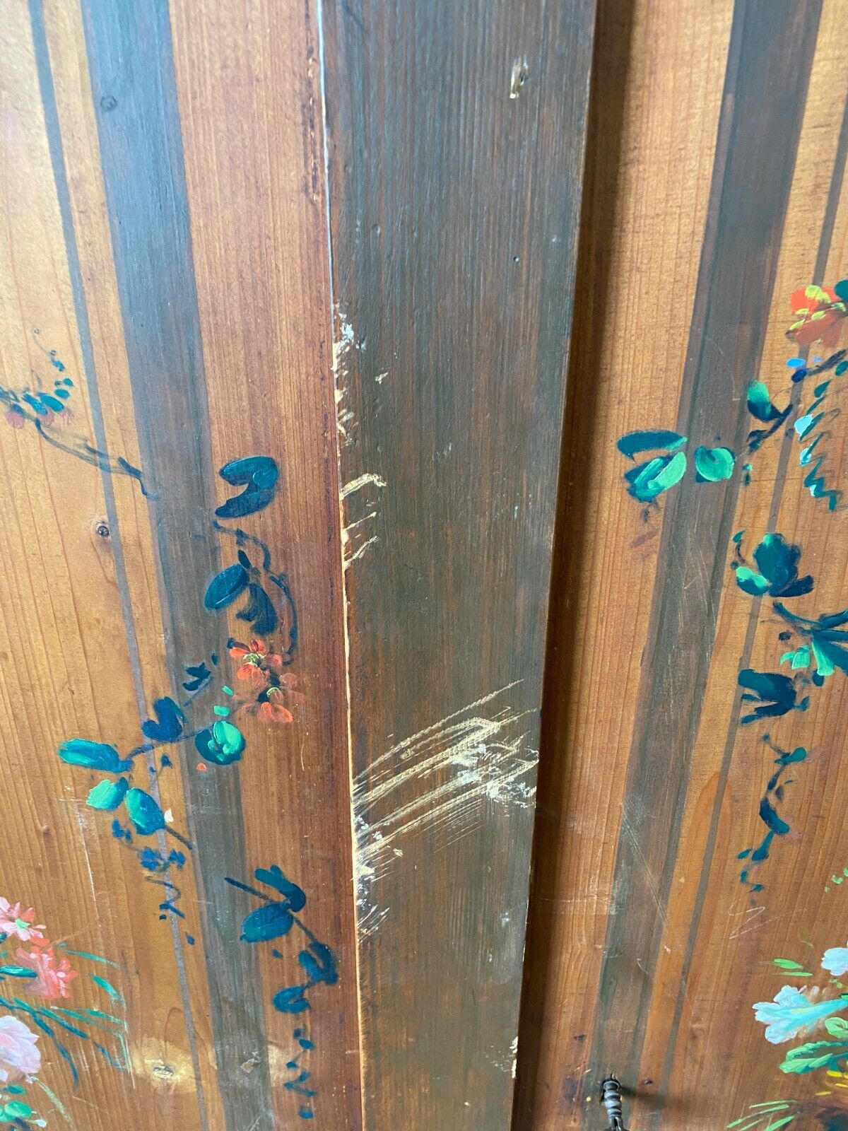 BAUERNSCHRANK WEICHHOLZ HANDBEMALT MASSIVE AUSFÜHRUNG BLUMEN MALEREIEN – Bild 8