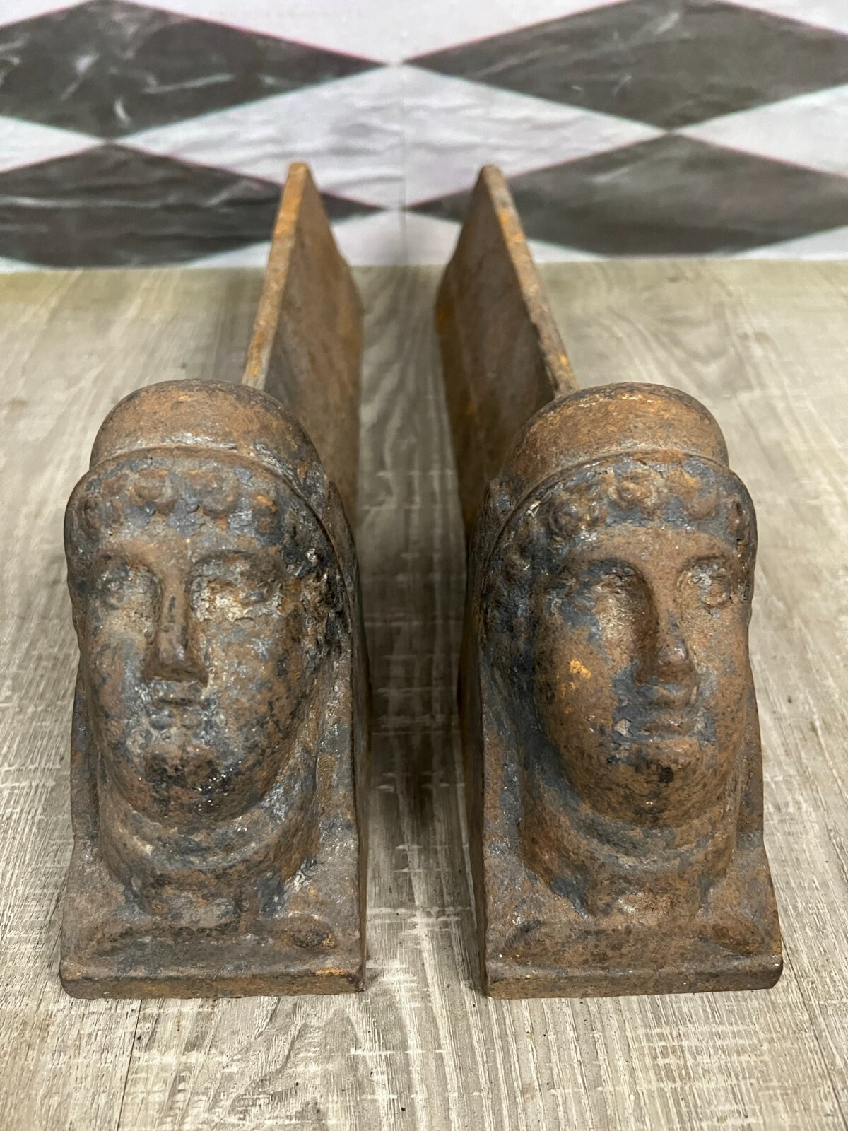 ANTIKE KAMINBÖCKE AUS EISEN HISTORISMUS UM 1880 GESICHTER 19 TES JHDT