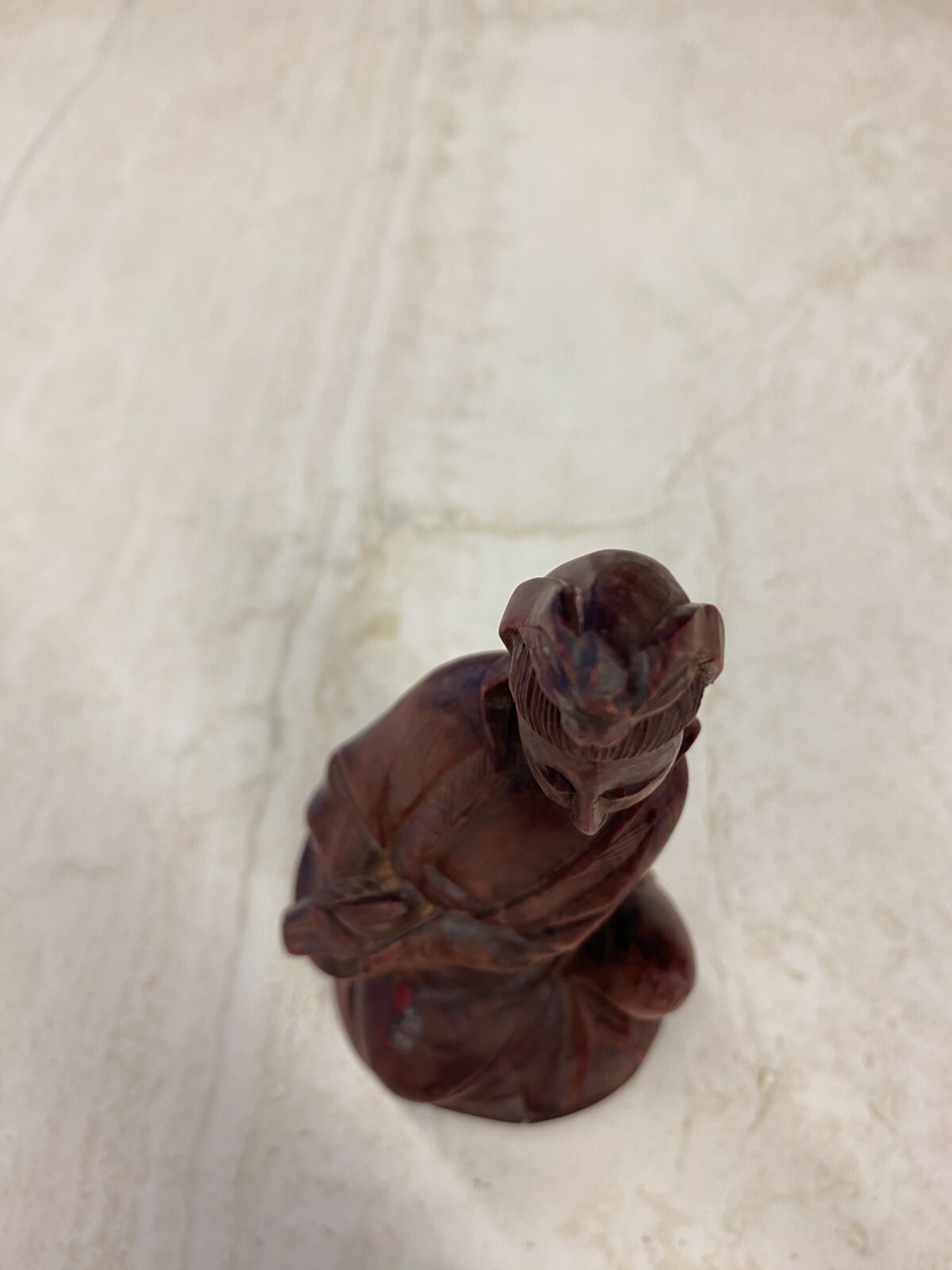 CHINA SKULPTUR AUS HOLZ SITZENDER MANN 15,5cm HOCH – Bild 3