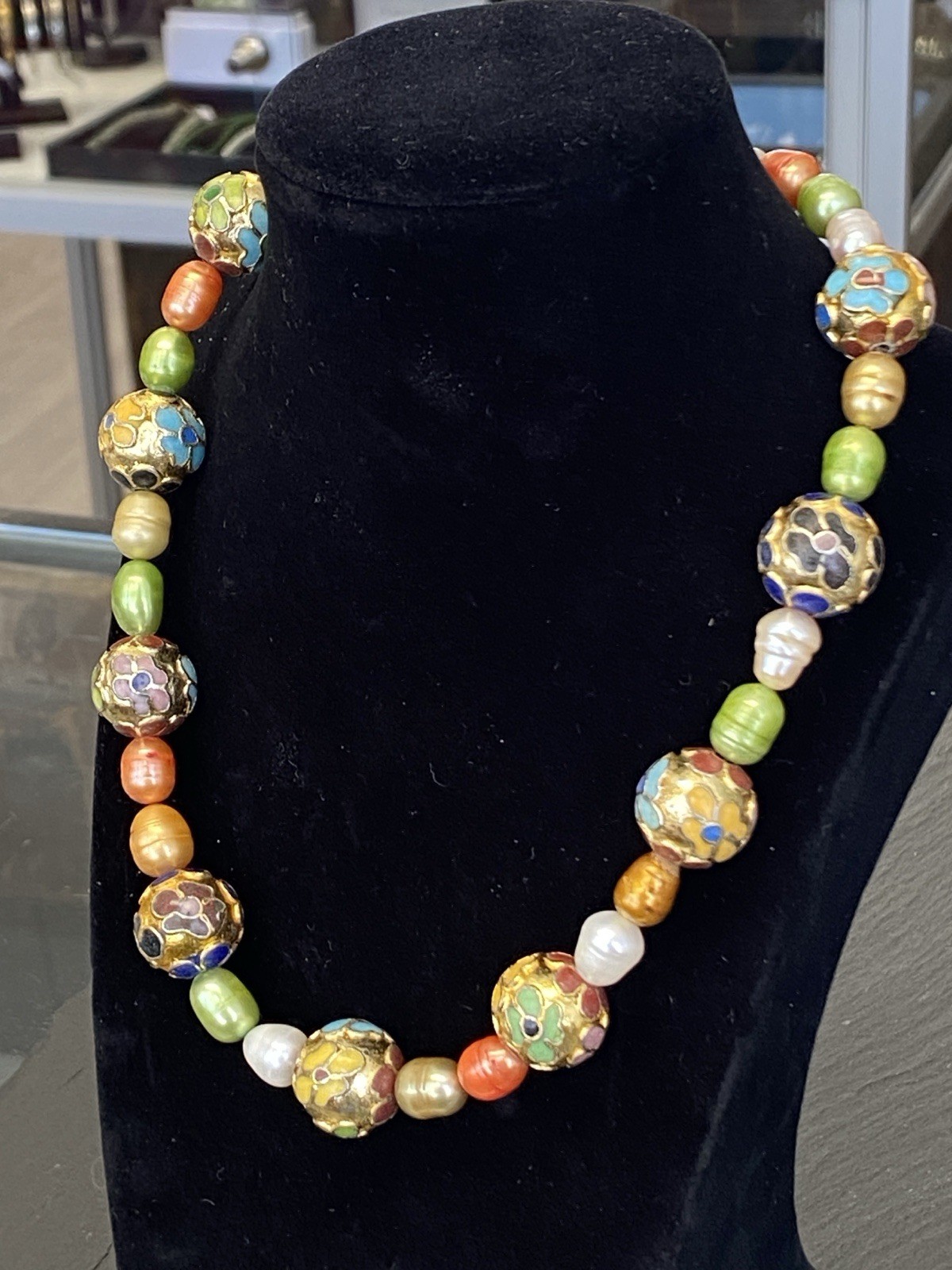 HALSKETTE KETTE KUGELN EMAILLE FLORAL DEKOR KUNSTPERLEN MAGNETISCH