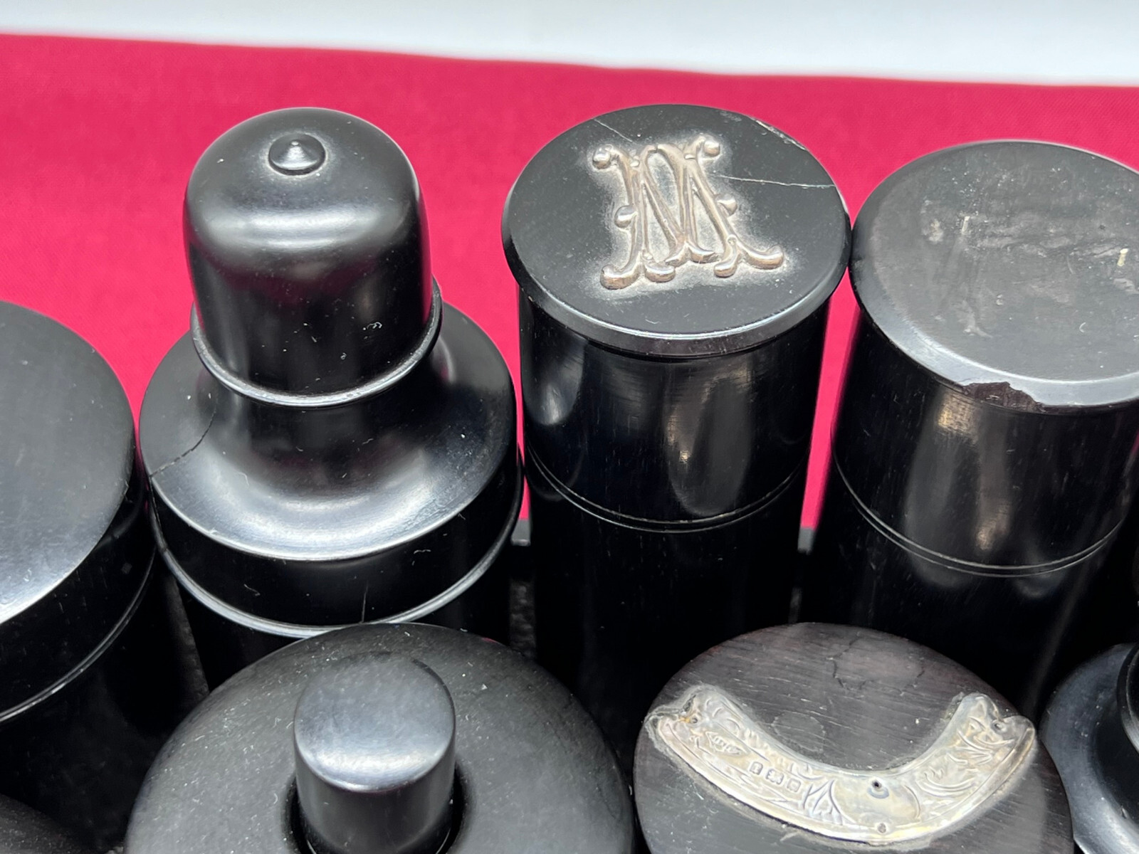 GROSSE SAMMLUNG TABATIEREN DOSEN AUS EBENHOLZ TEILS SILBER PLAKETTE MONOGRAMM – Bild 6