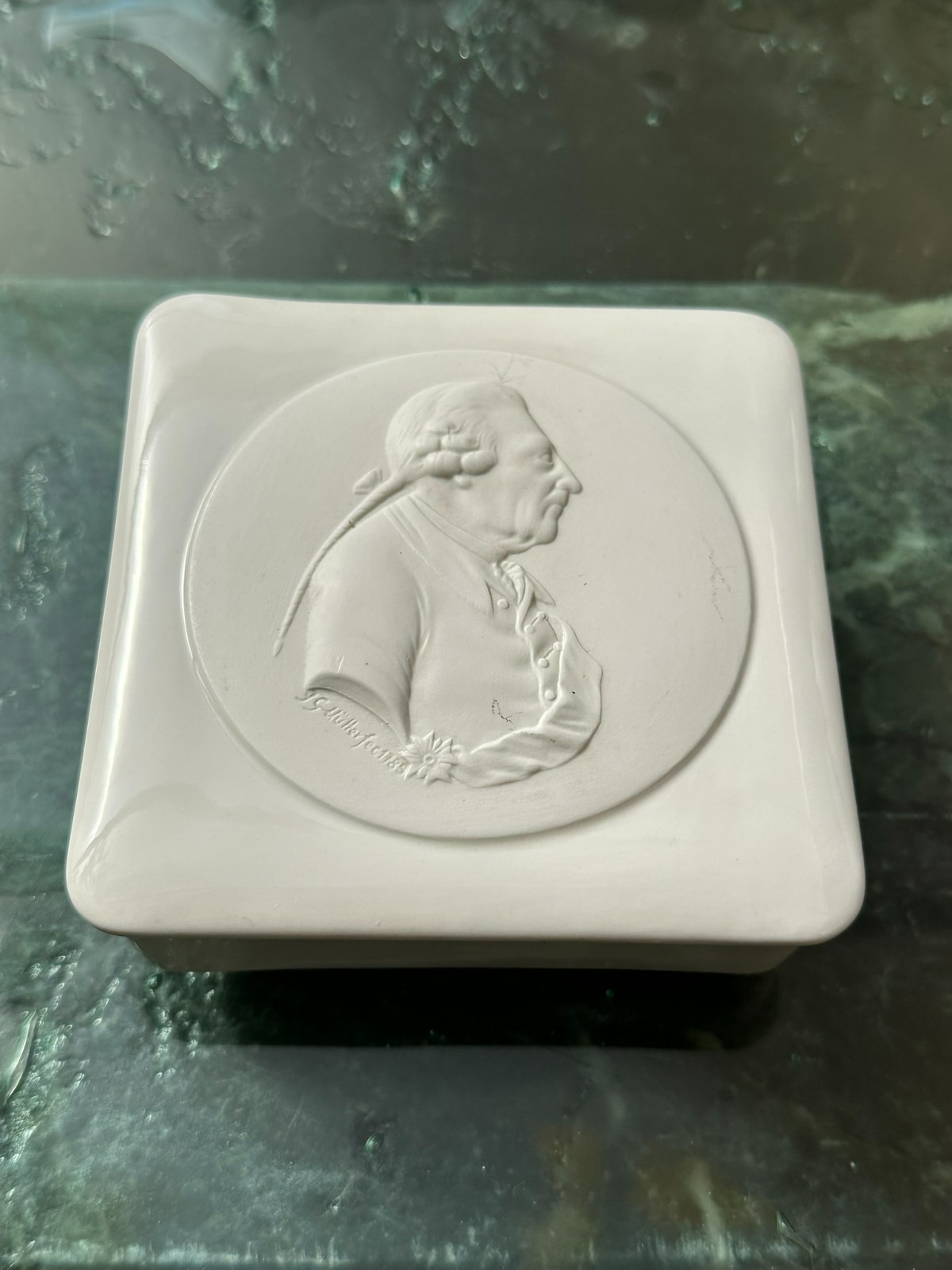 KPM DOSE AUS PORZELLAN PORTRAIT FRIEDRICH DER GROSSE DECKELDOSE