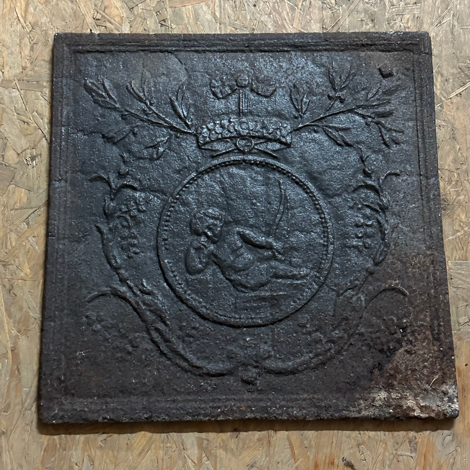 ANTIKE BAROCK OFENPLATTE AUS EISEN 17/18 TES JHDT AMOR 47x48cm AMORETTE – Bild 3