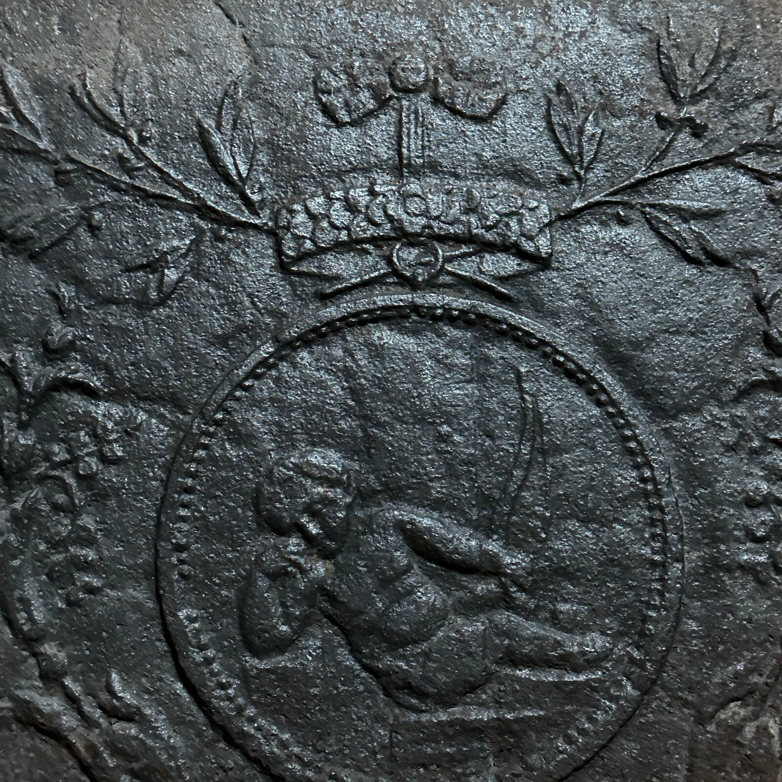 ANTIKE BAROCK OFENPLATTE AUS EISEN 17/18 TES JHDT AMOR 47x48cm AMORETTE – Bild 8