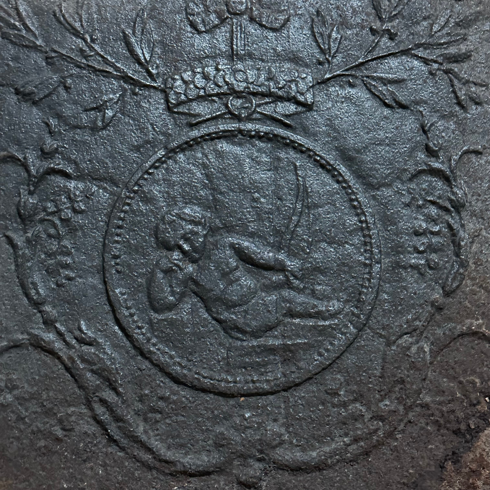 ANTIKE BAROCK OFENPLATTE AUS EISEN 17/18 TES JHDT AMOR 47x48cm AMORETTE