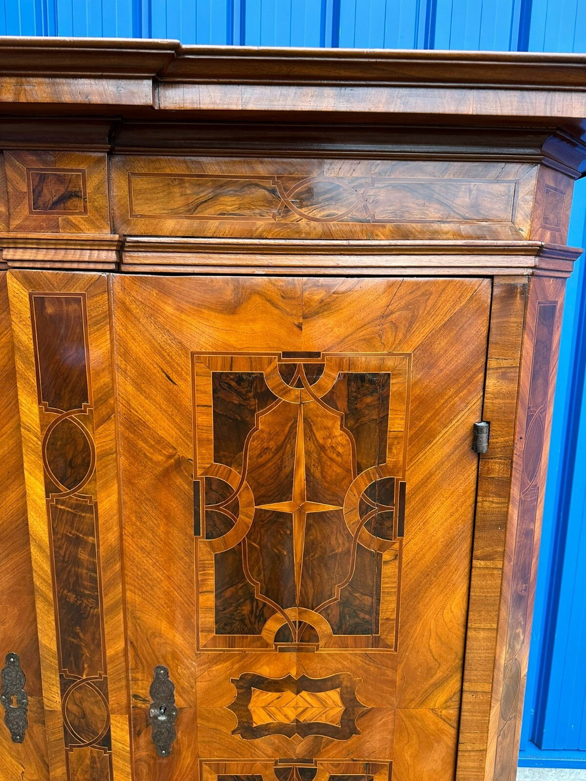 GROSSER BAROCKSCHRANK UM 1780 NUSSBAUM INTARSIEN KLEIDERSCHRANK BAROCK SCHRANK – Bild 11