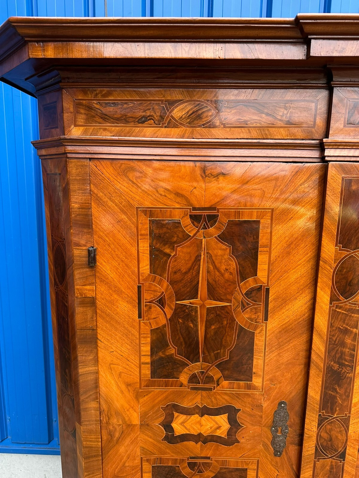 GROSSER BAROCKSCHRANK UM 1780 NUSSBAUM INTARSIEN KLEIDERSCHRANK BAROCK SCHRANK – Bild 8