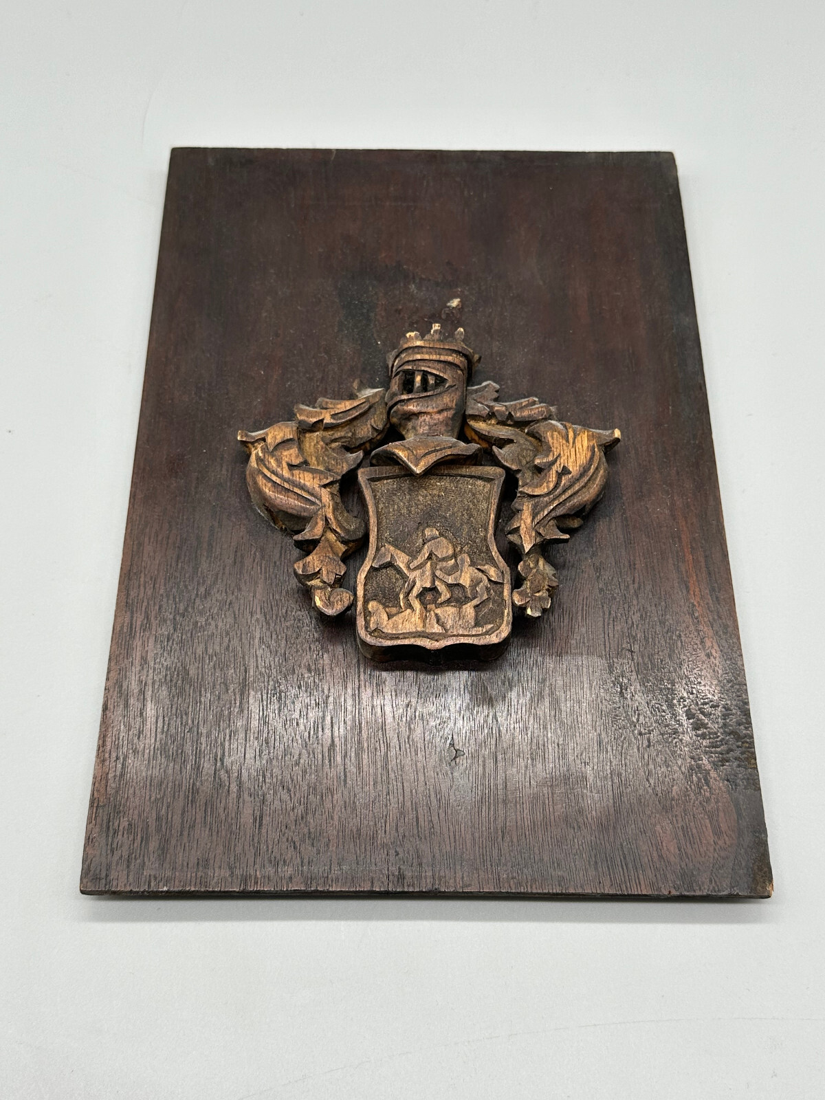 WAPPEN ANTIK HANDGESCHNITZT RITTER MONTIERT AUF EINER TÜRKASSETTE