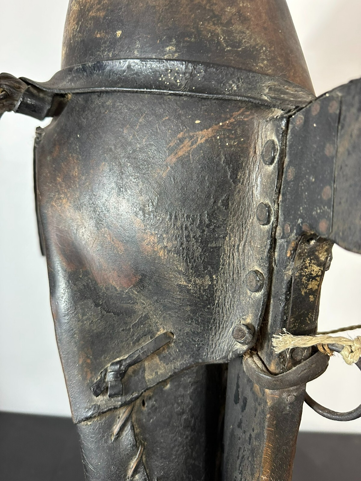 105cm ANTIKES PFERDEKUMMET KUMMET LEDER AUF HOLZ PFERDEGESCHIRR – Bild 12