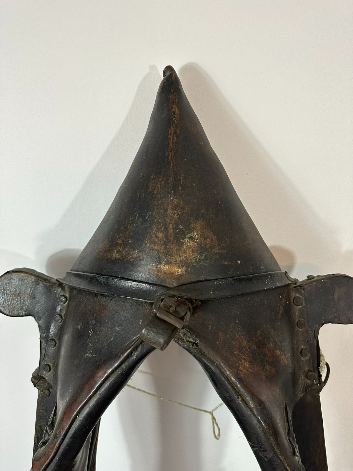 105cm ANTIKES PFERDEKUMMET KUMMET LEDER AUF HOLZ PFERDEGESCHIRR – Bild 3