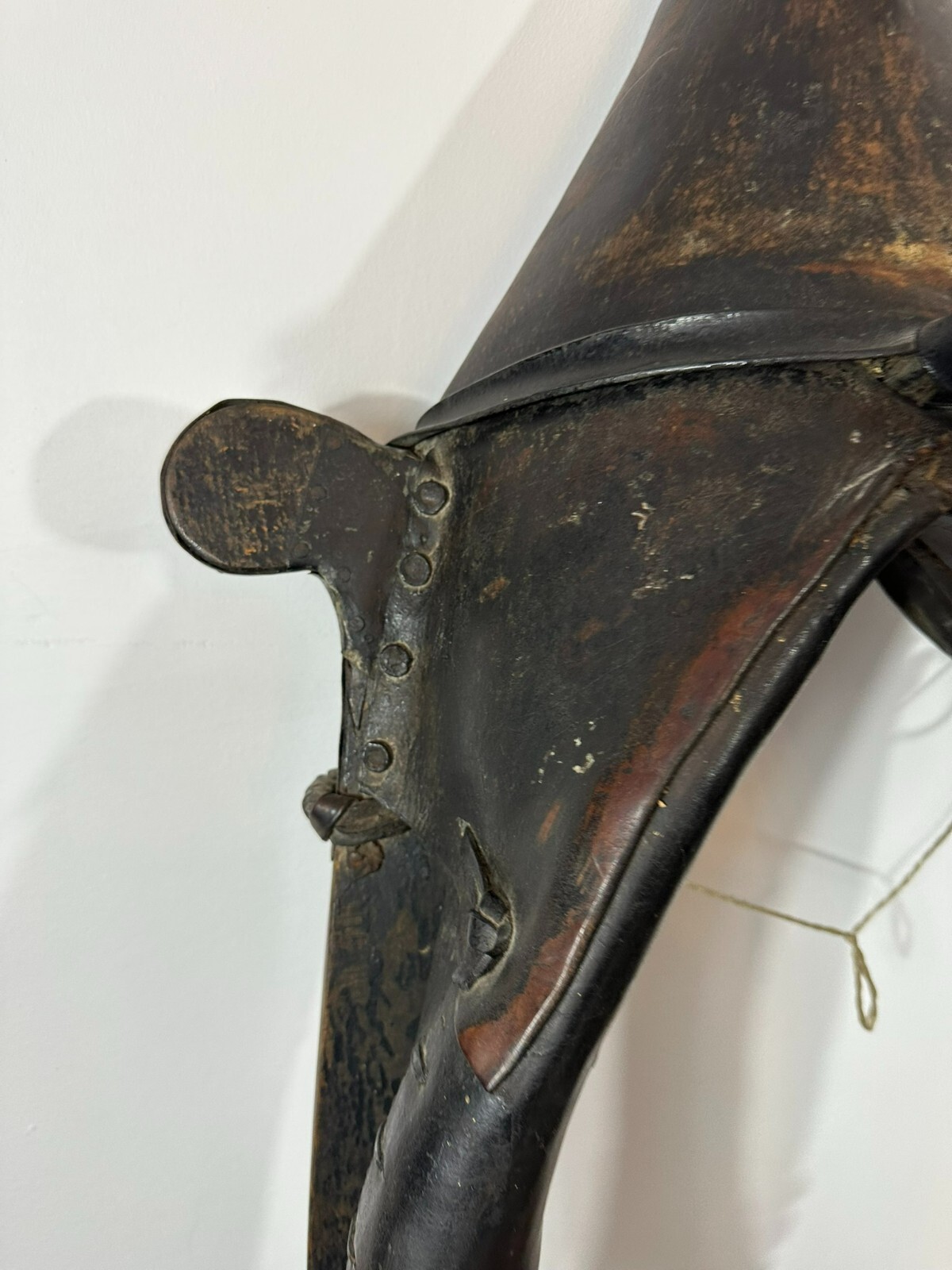 105cm ANTIKES PFERDEKUMMET KUMMET LEDER AUF HOLZ PFERDEGESCHIRR – Bild 4